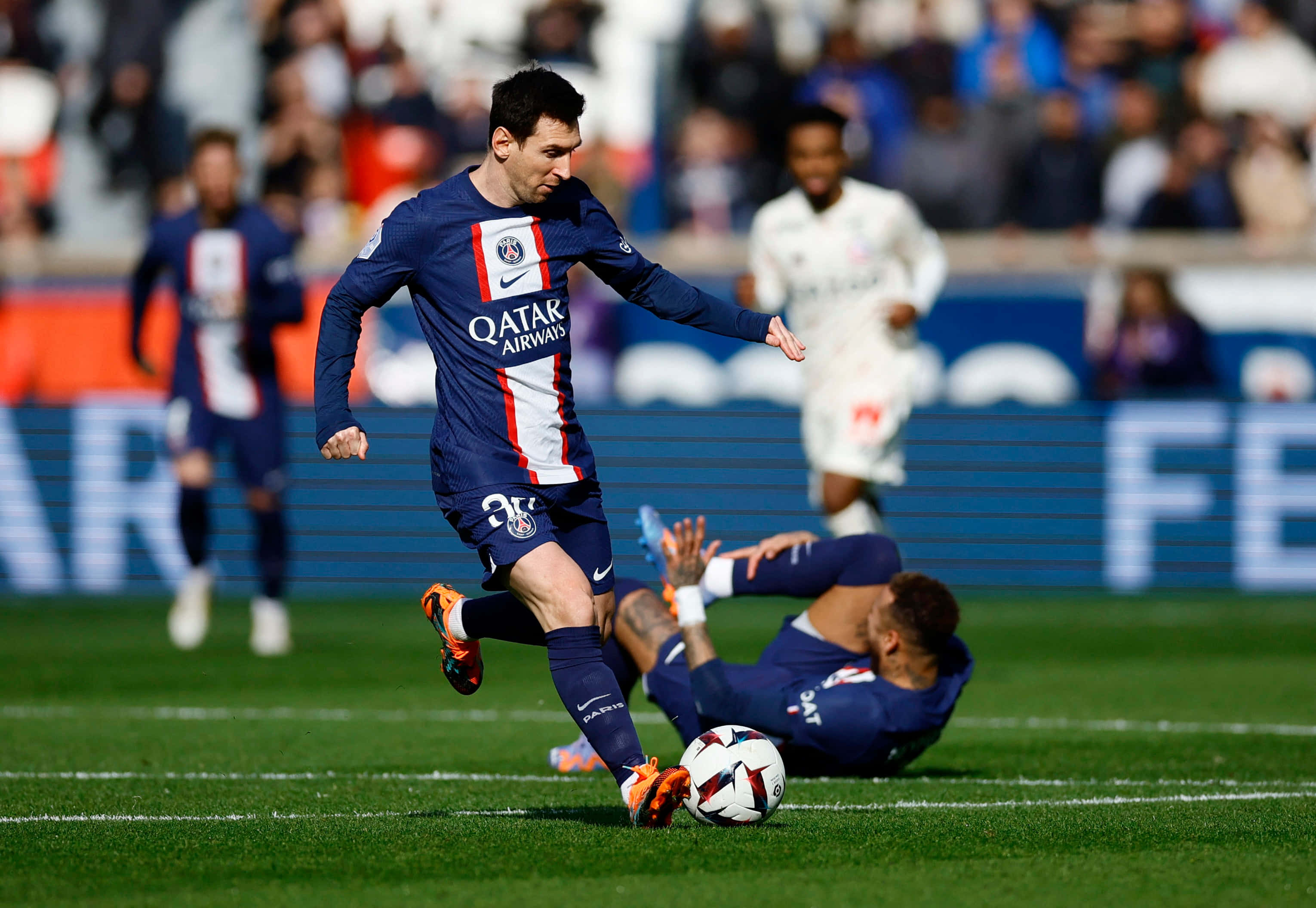 Messi, blue PSG jersey, vibrant green pitch, 2K Desktop Wallpaper