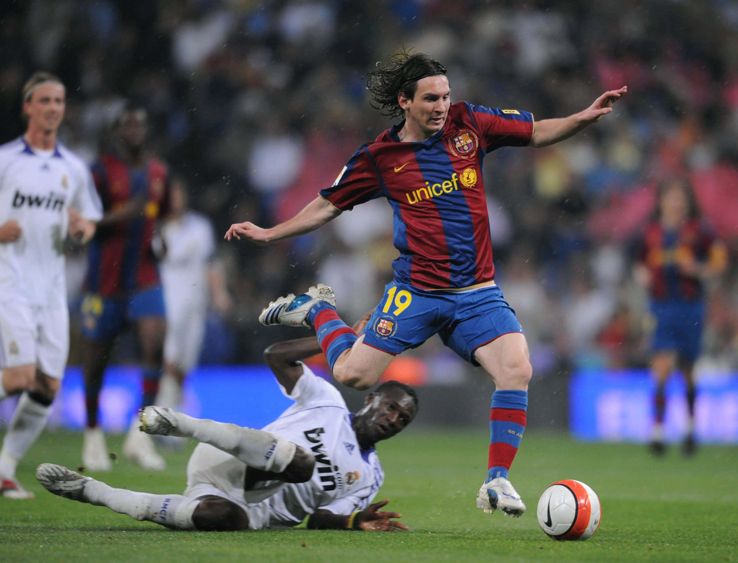 Messi, red and blue striped jersey, green pitch, 2K Desktop Wallpaper