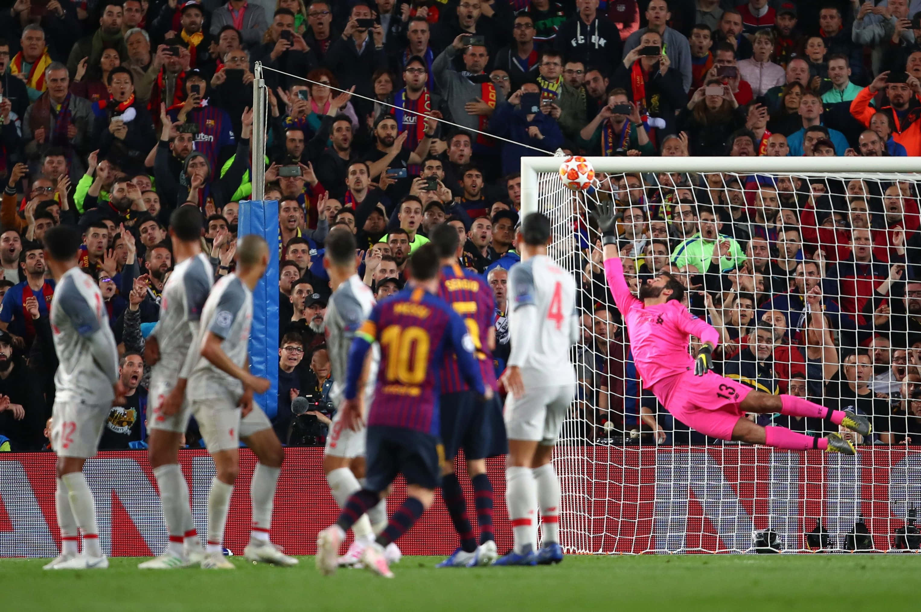 Messi Free Kick, goalkeeper in pink, packed stadium, 2K Desktop Wallpaper