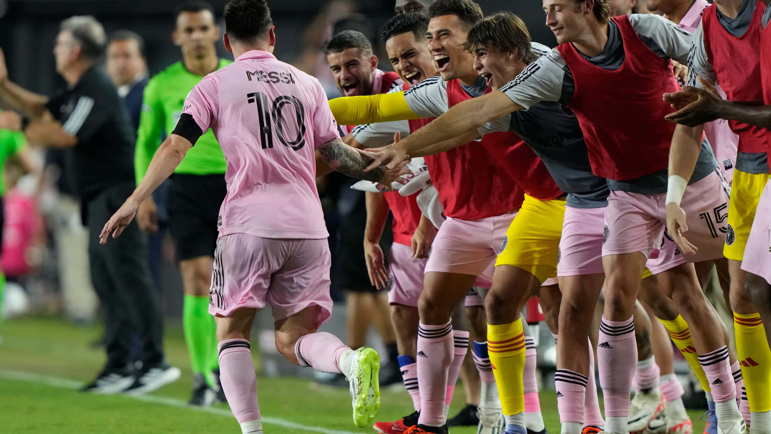 Messi, Inter Miami, pink jerseys, 2K Desktop Wallpaper