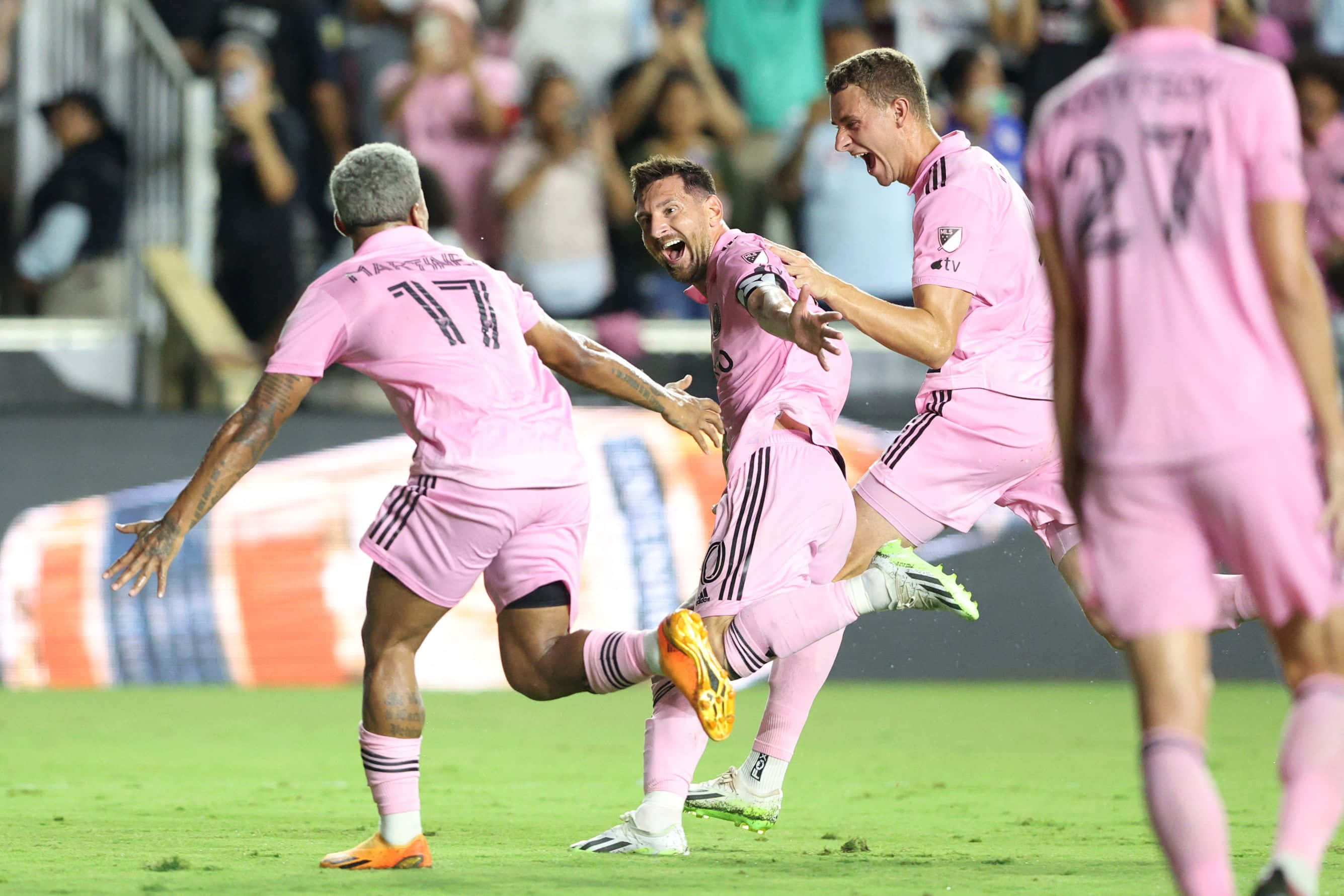 Inter Miami, Messi, pink uniforms, 2K Desktop Wallpaper