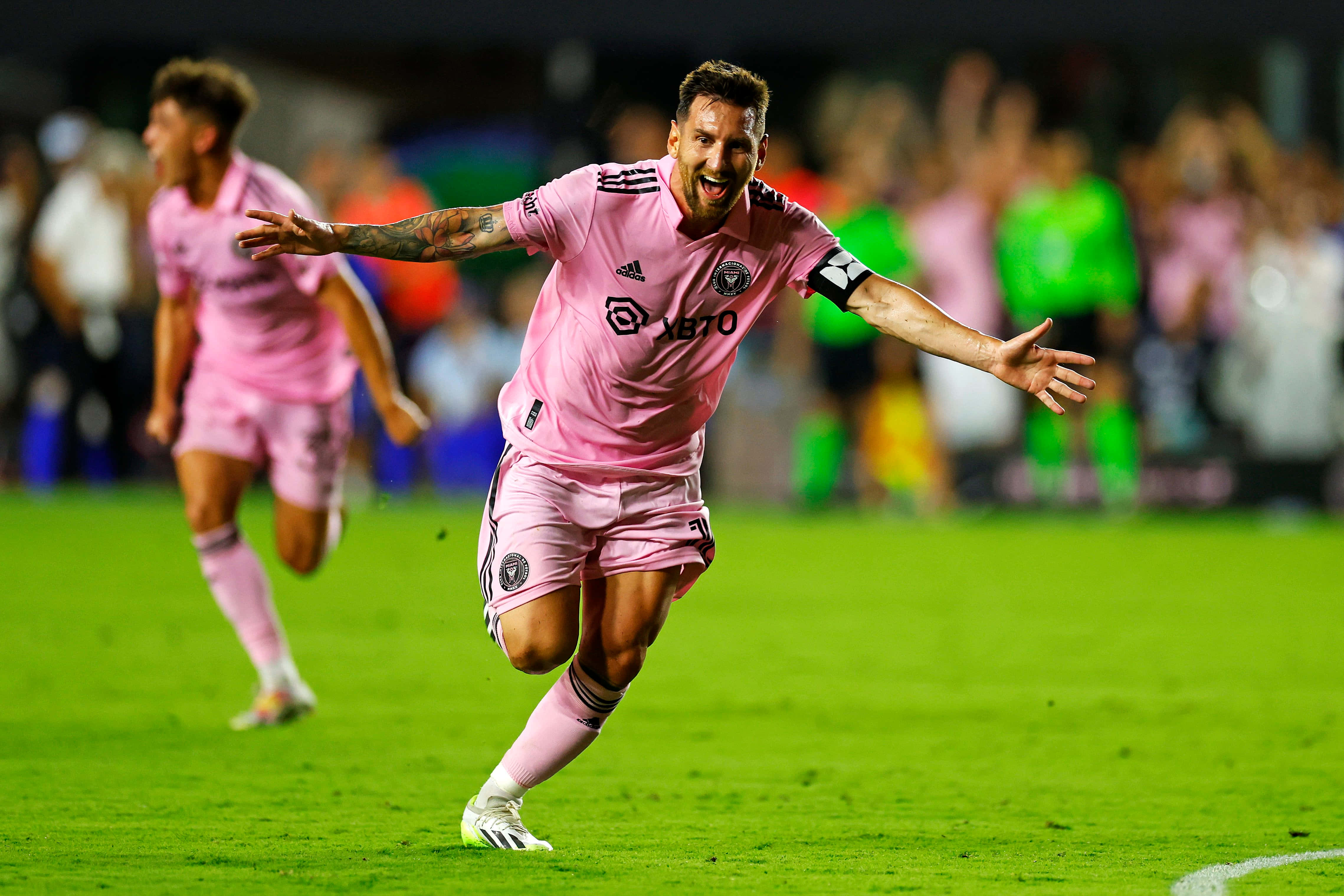 Inter Miami, pink uniform, vibrant green field, 4K Desktop Wallpaper
