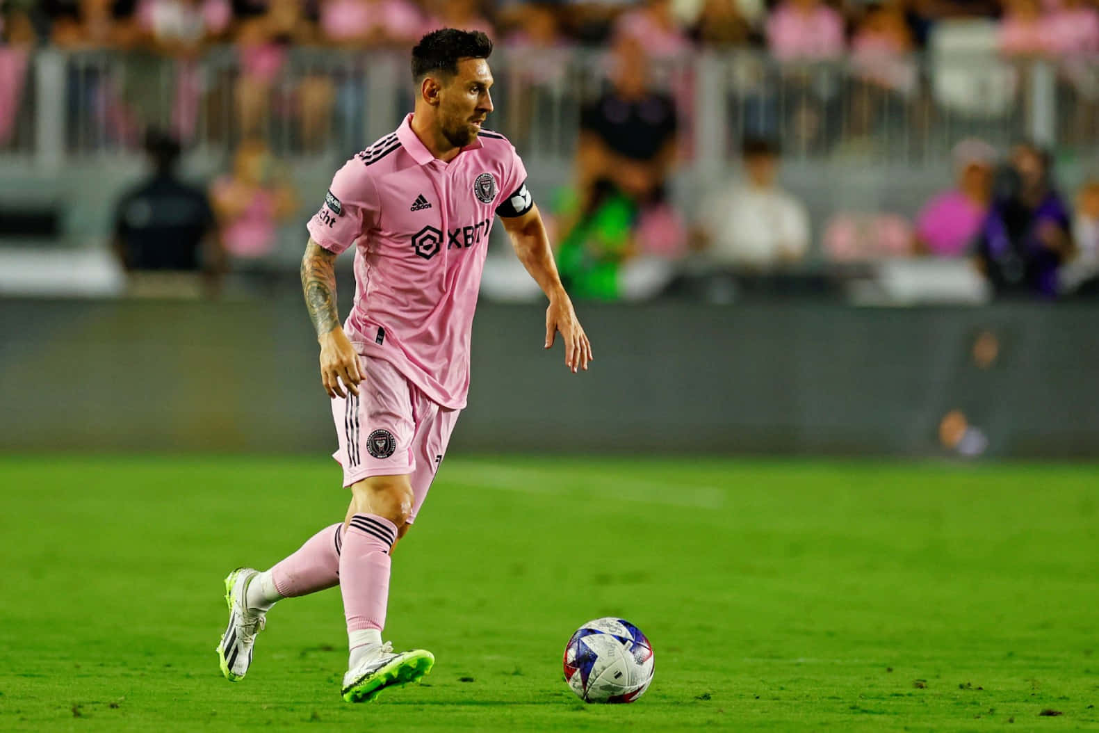Messi, Inter Miami, pink uniform, HD Desktop Wallpaper