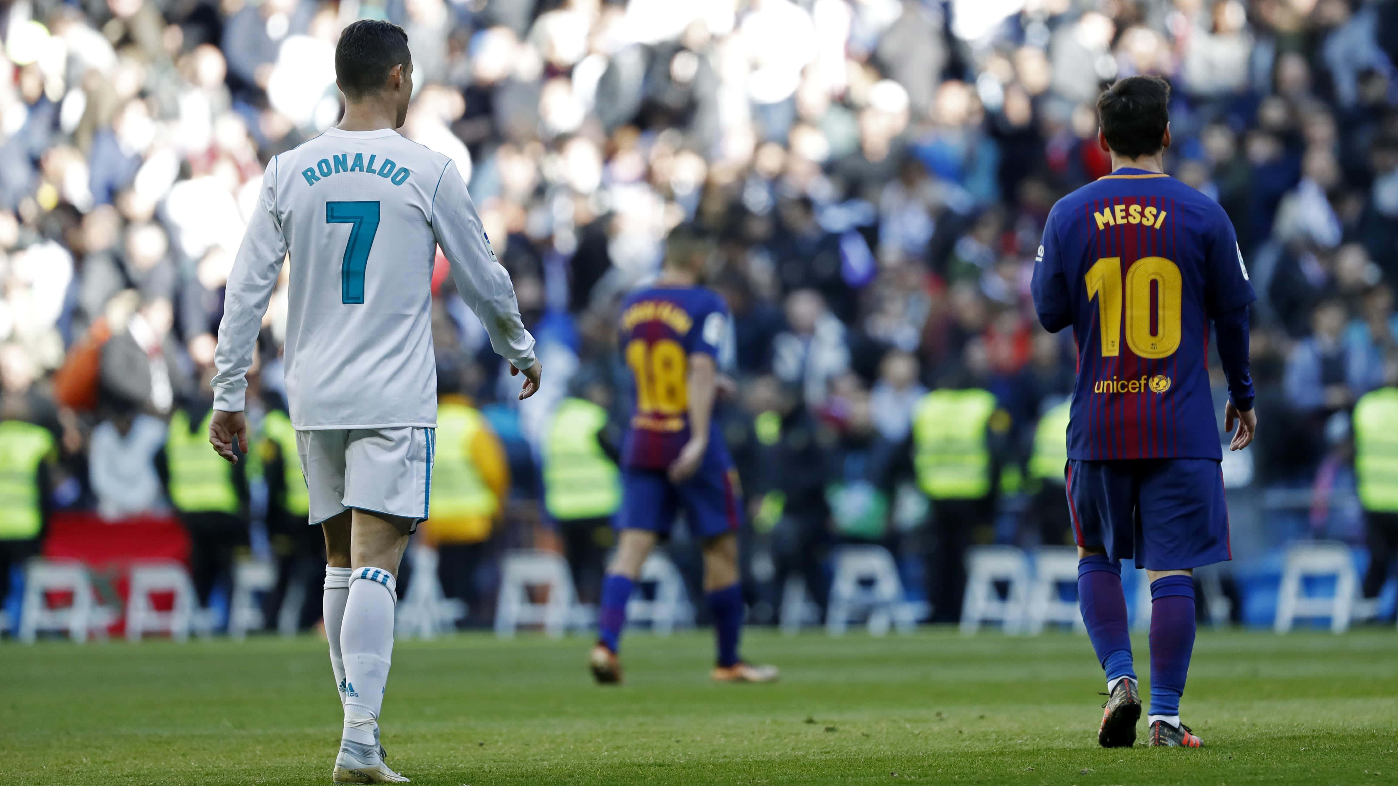 Ronaldo, Messi, green pitch, 4K Desktop Wallpaper