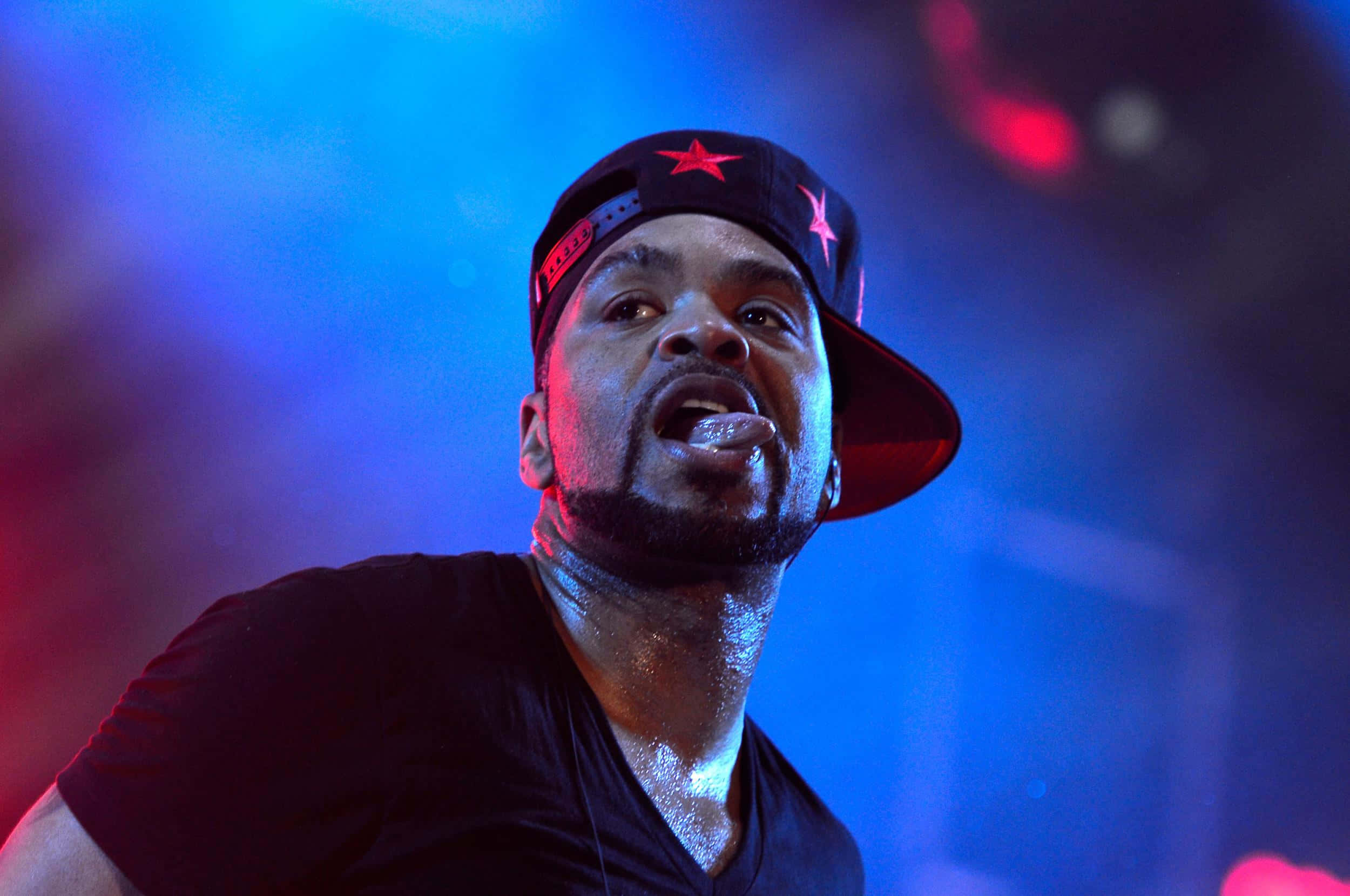 Method Man, black cap with red stars, blue and red stage lights, Full HD Desktop Wallpaper