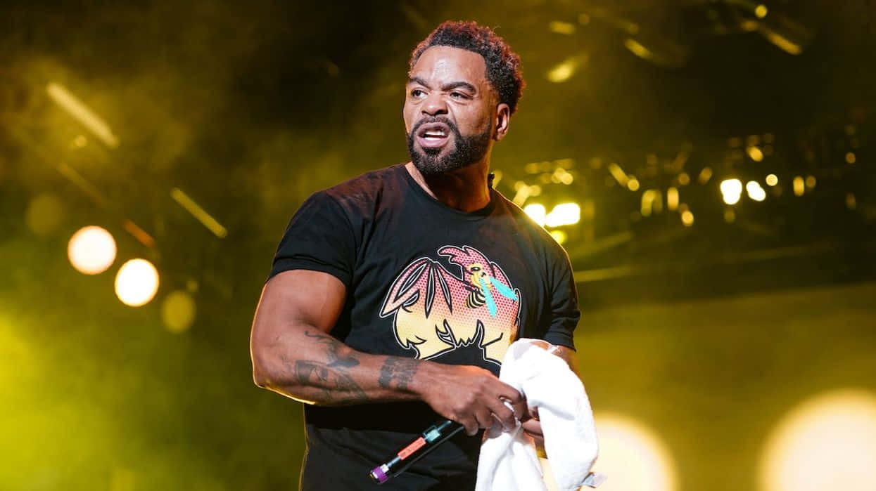 Method man, golden stage lights, microphone, SD Desktop Wallpaper
