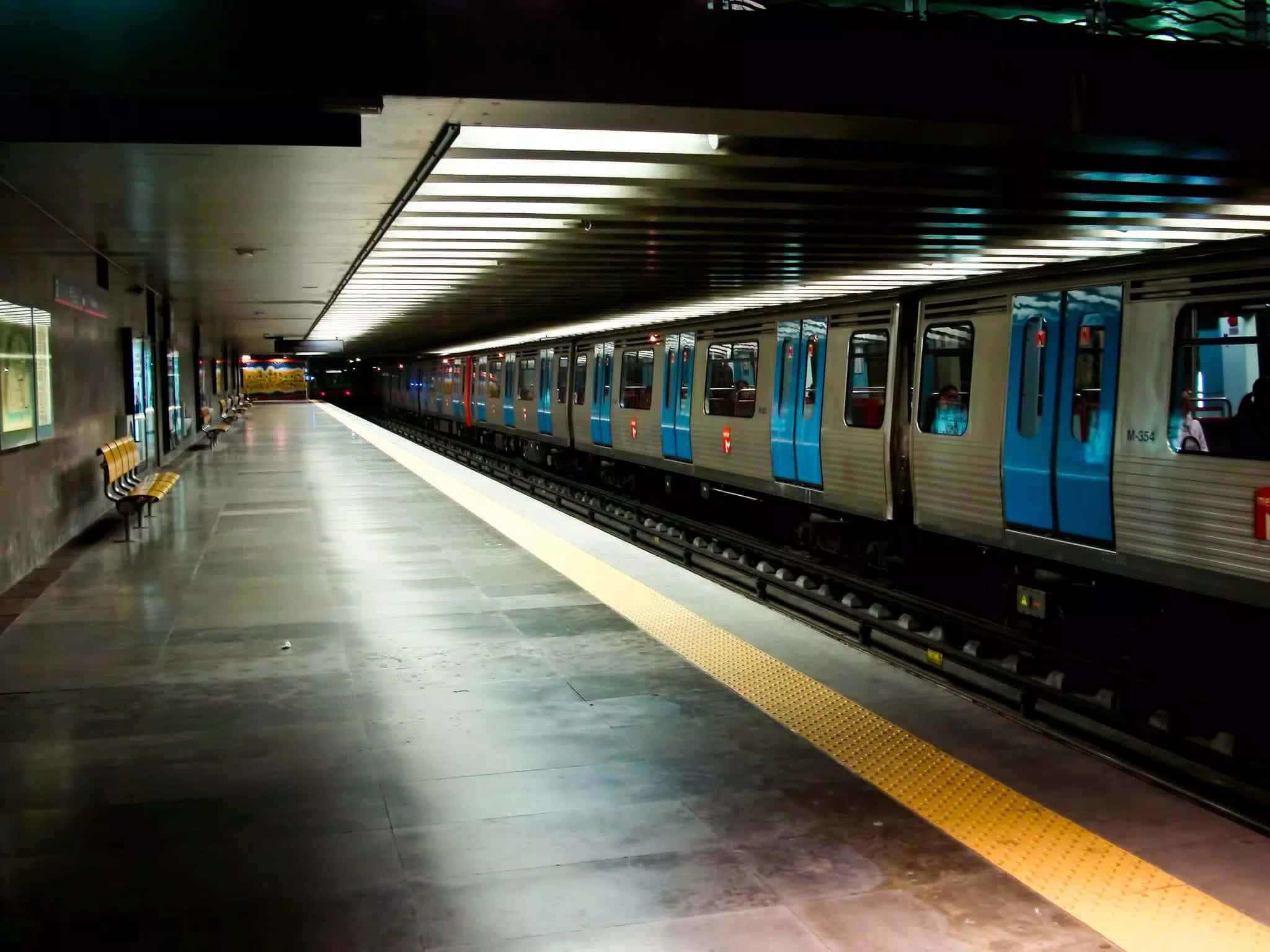 Metro 2048, blue doors, empty platform, Full HD Desktop Wallpaper