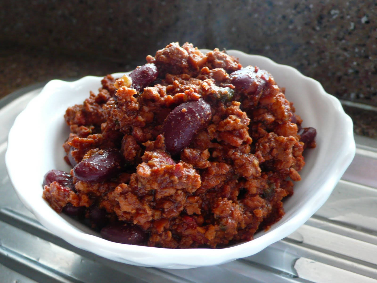 chili con carne, kidney beans, metal tray, HD Desktop Wallpaper