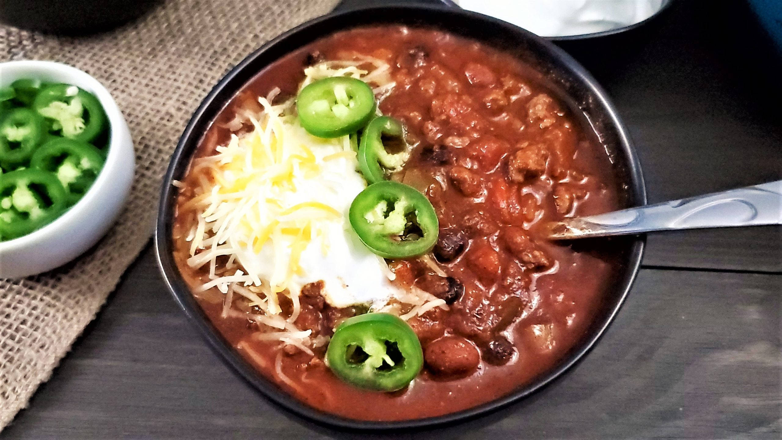 chili con carne, cheese, sour cream, 2K Desktop Wallpaper