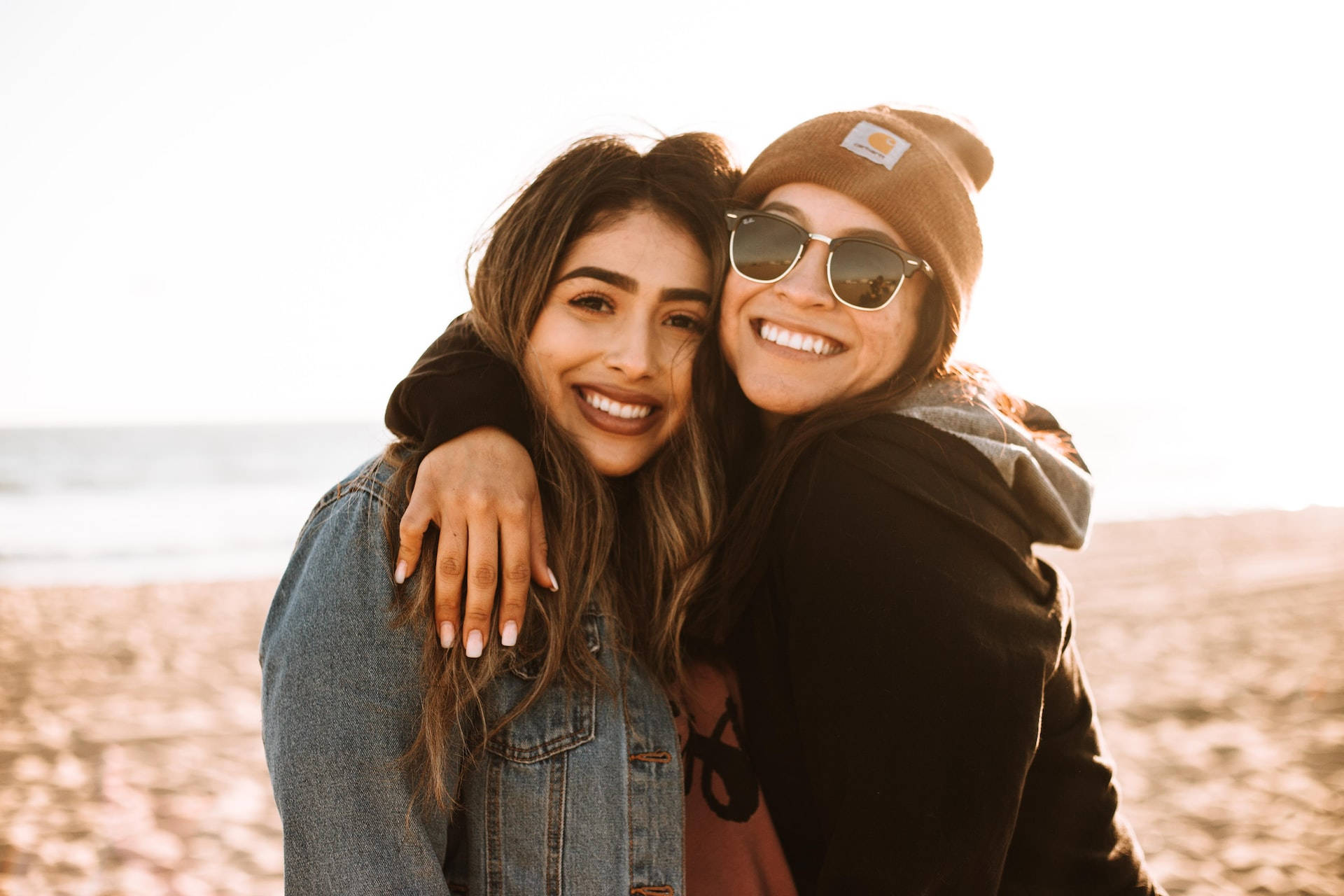 Mexican Girls, sunlit beach, ocean waves, Full HD Desktop Wallpaper