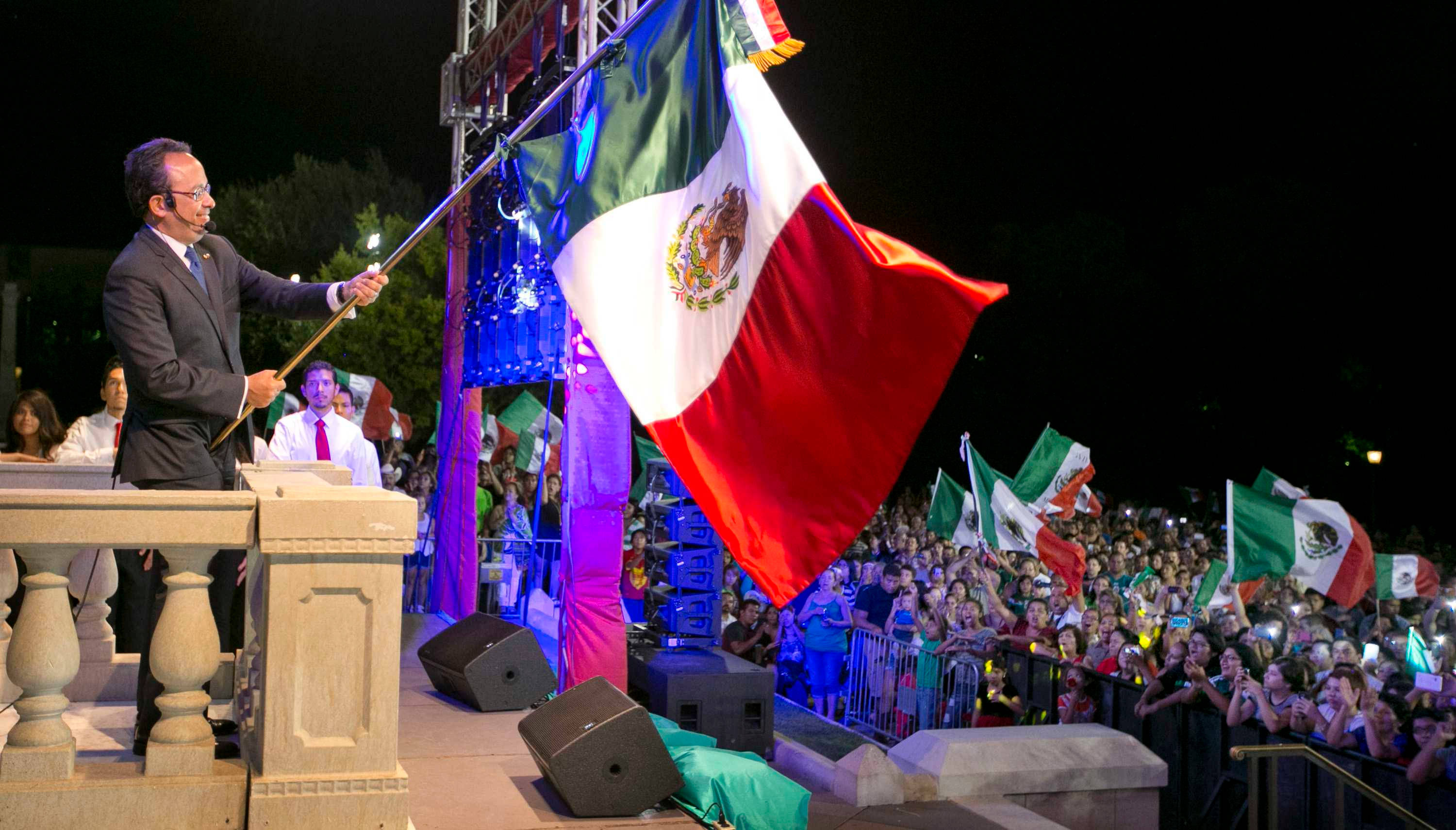 Mexico flag, man in a suit, night, 2K Desktop Wallpaper