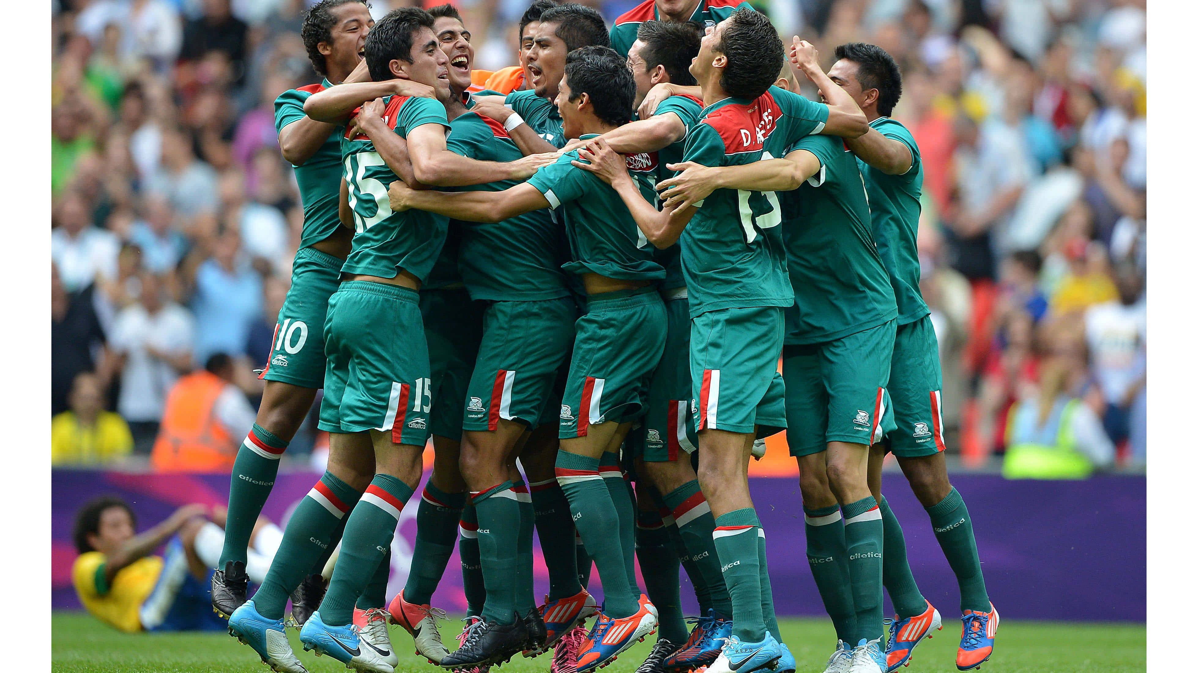 Mexico Soccer, green jerseys, sunlit stadium field, 4K Desktop Wallpaper