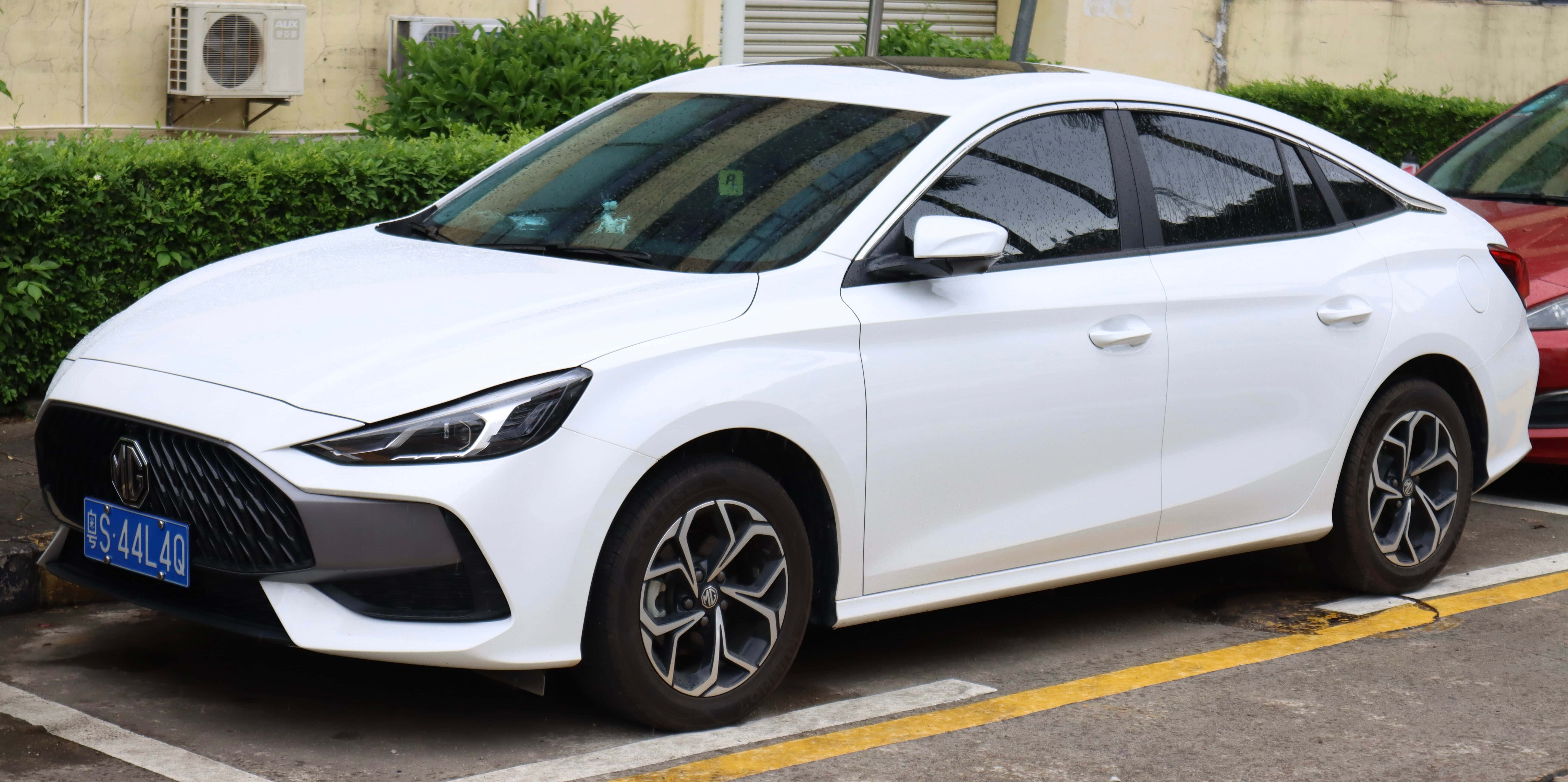 white M G5 Sedan, outdoors, green hedges, 5K Desktop Wallpaper