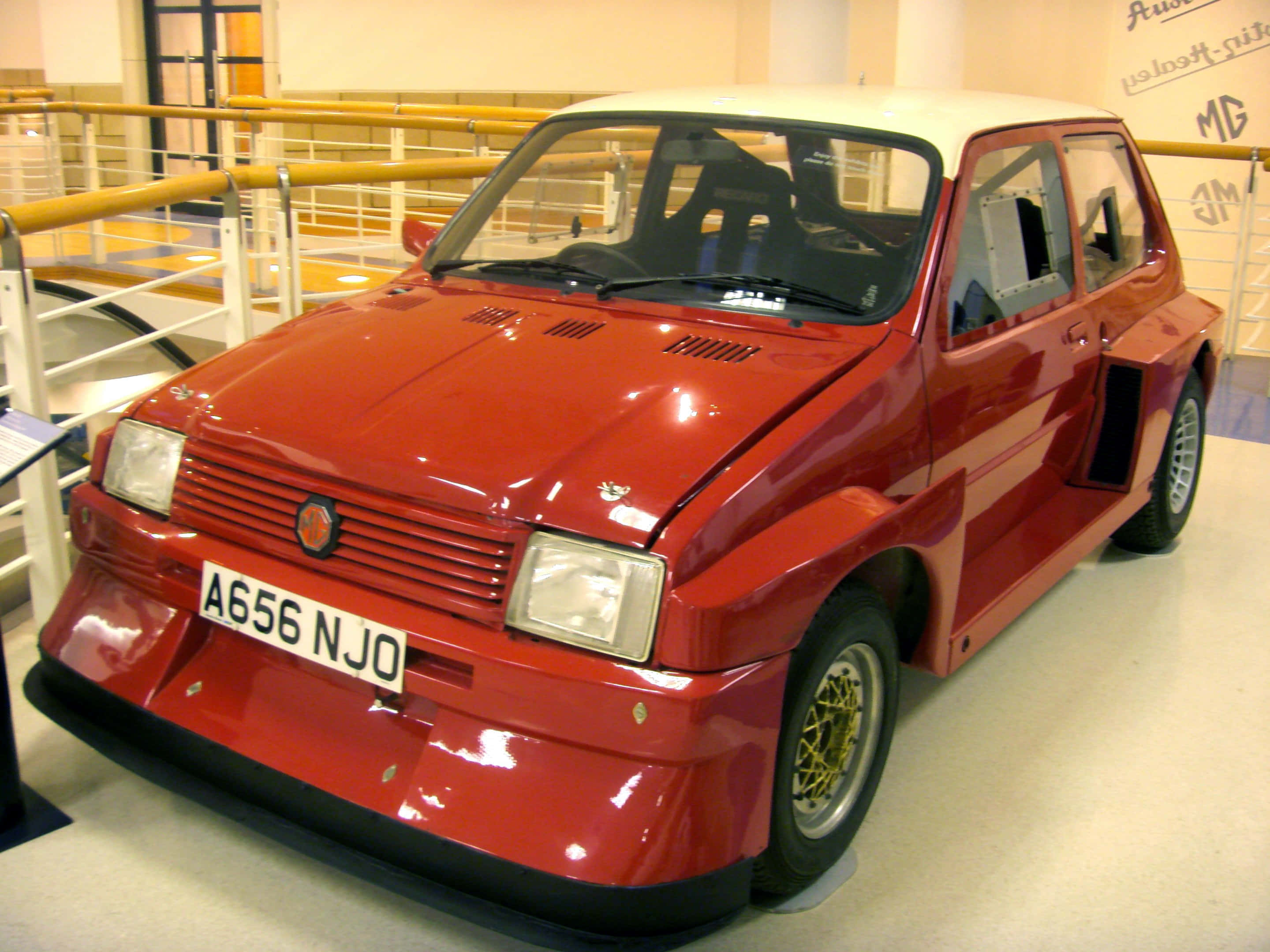 Mg Metro 6r4, glossy red, white roof, 2K Desktop Wallpaper
