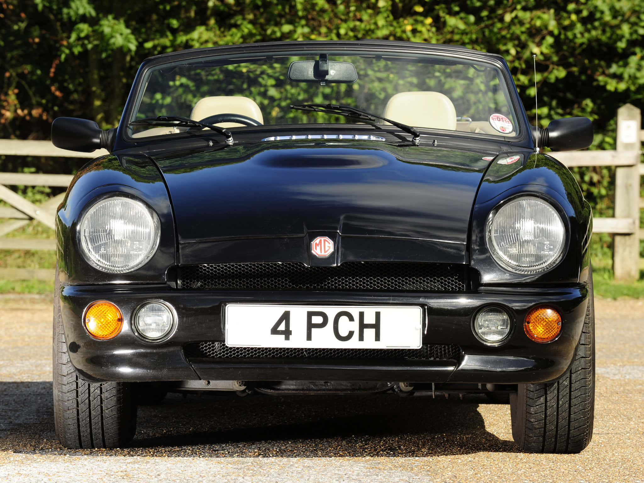 Mg Rv8, glossy black, cream interior, Full HD Desktop Wallpaper