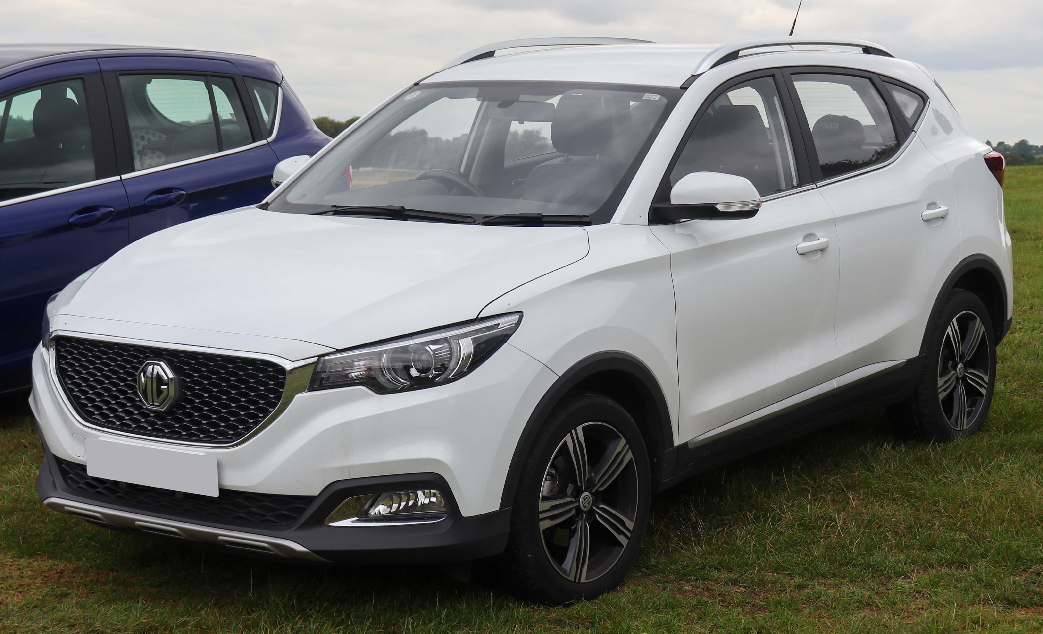 Mg Zs, sleek white SUV, blue car, 4K Desktop Wallpaper
