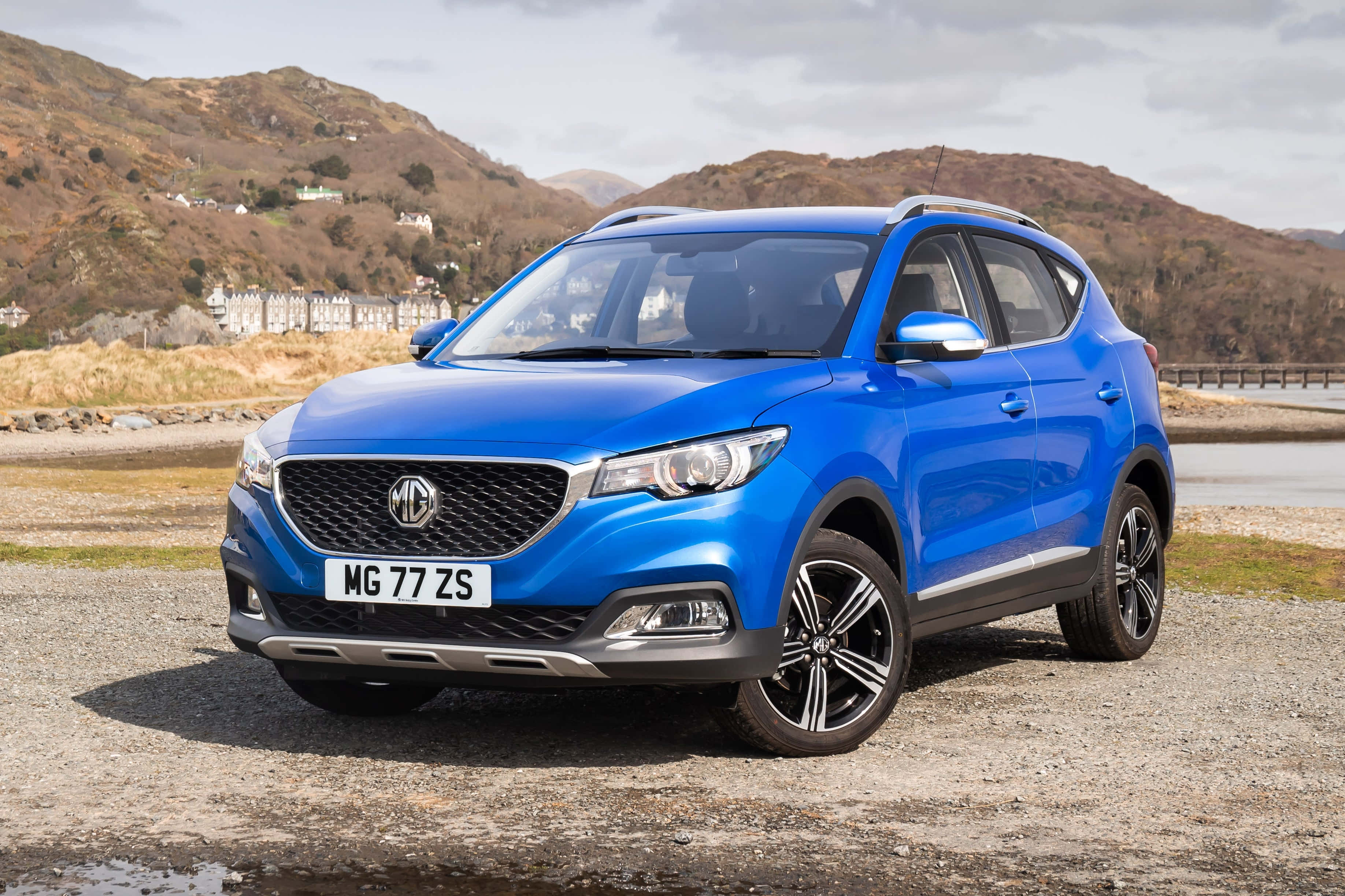 MG ZS, vibrant blue, gravel shore, 2K Desktop Wallpaper