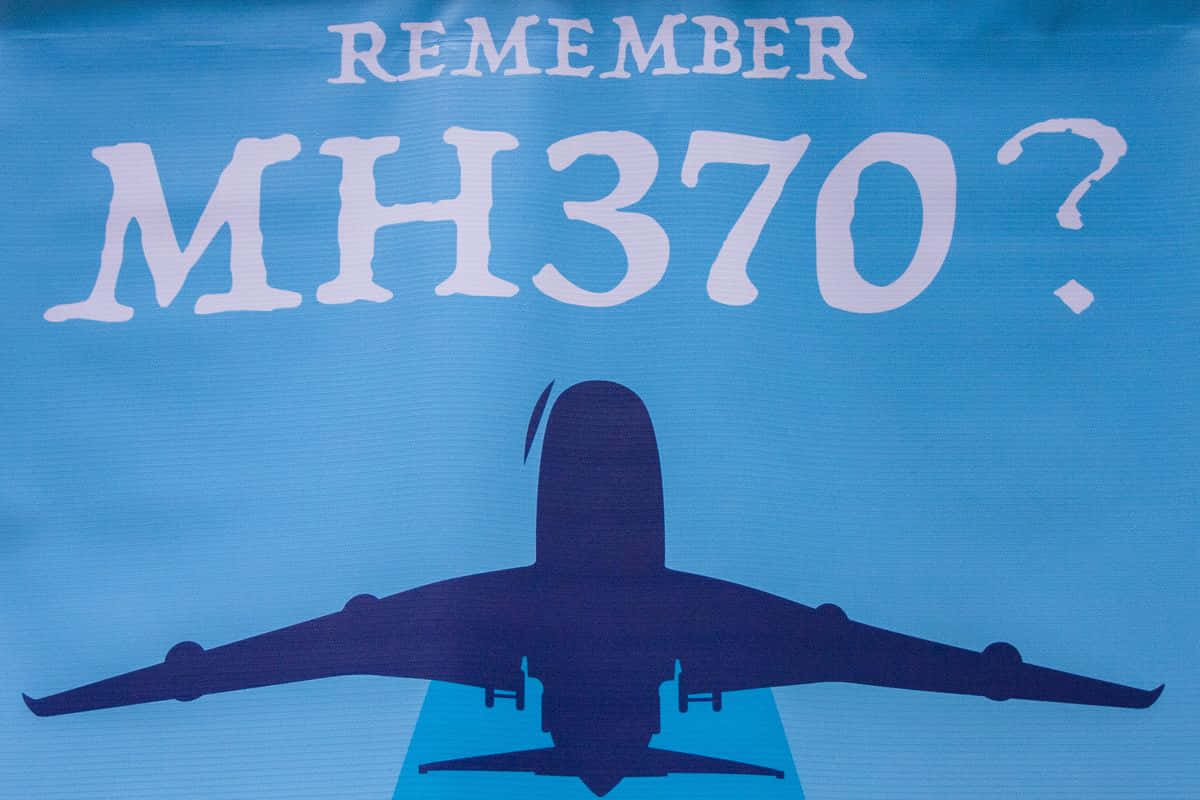MH370, blue banner, white text, SD Desktop Wallpaper