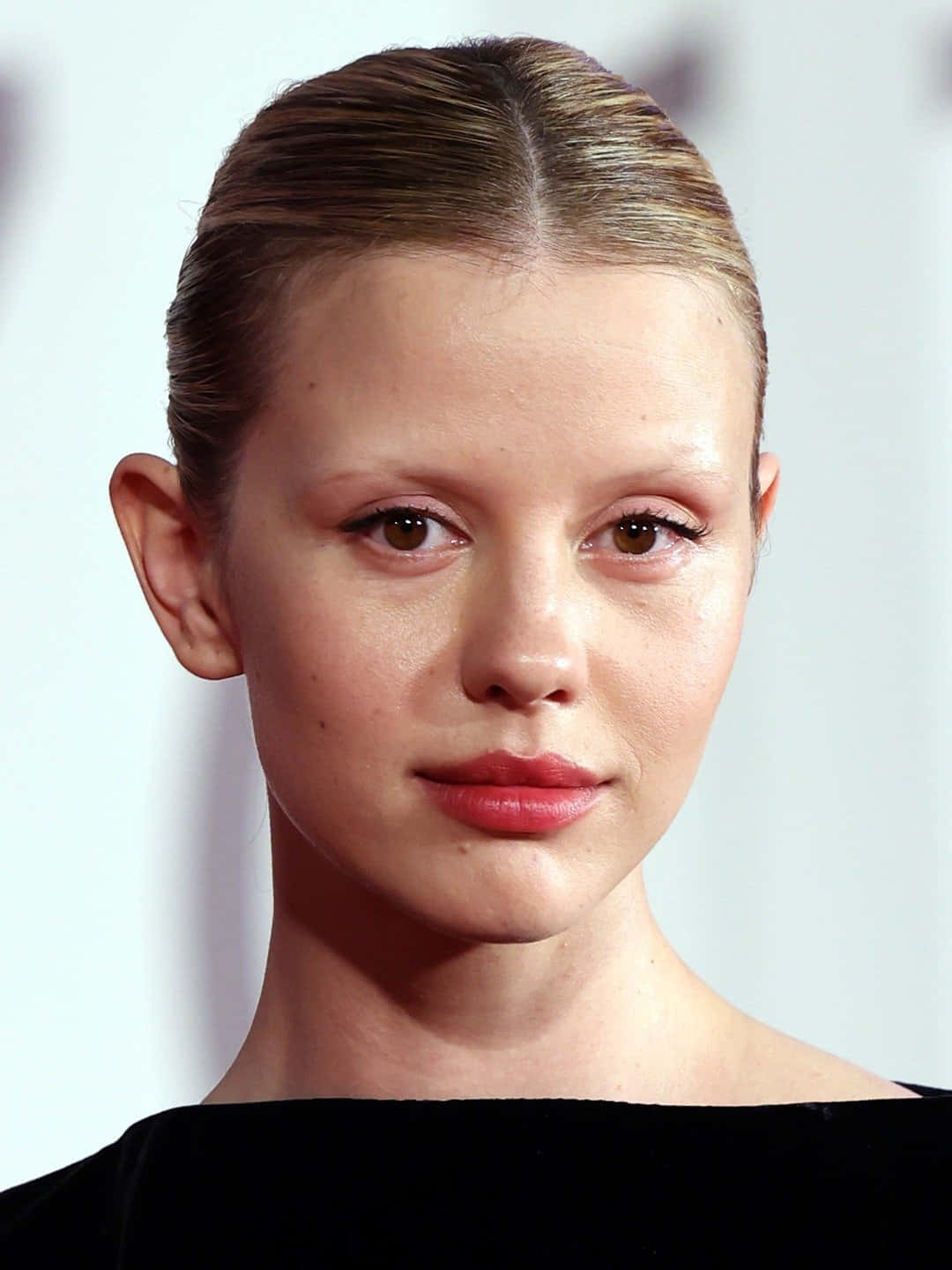 Mia Goth, red carpet look, slicked-back hair, HD Phone Wallpaper
