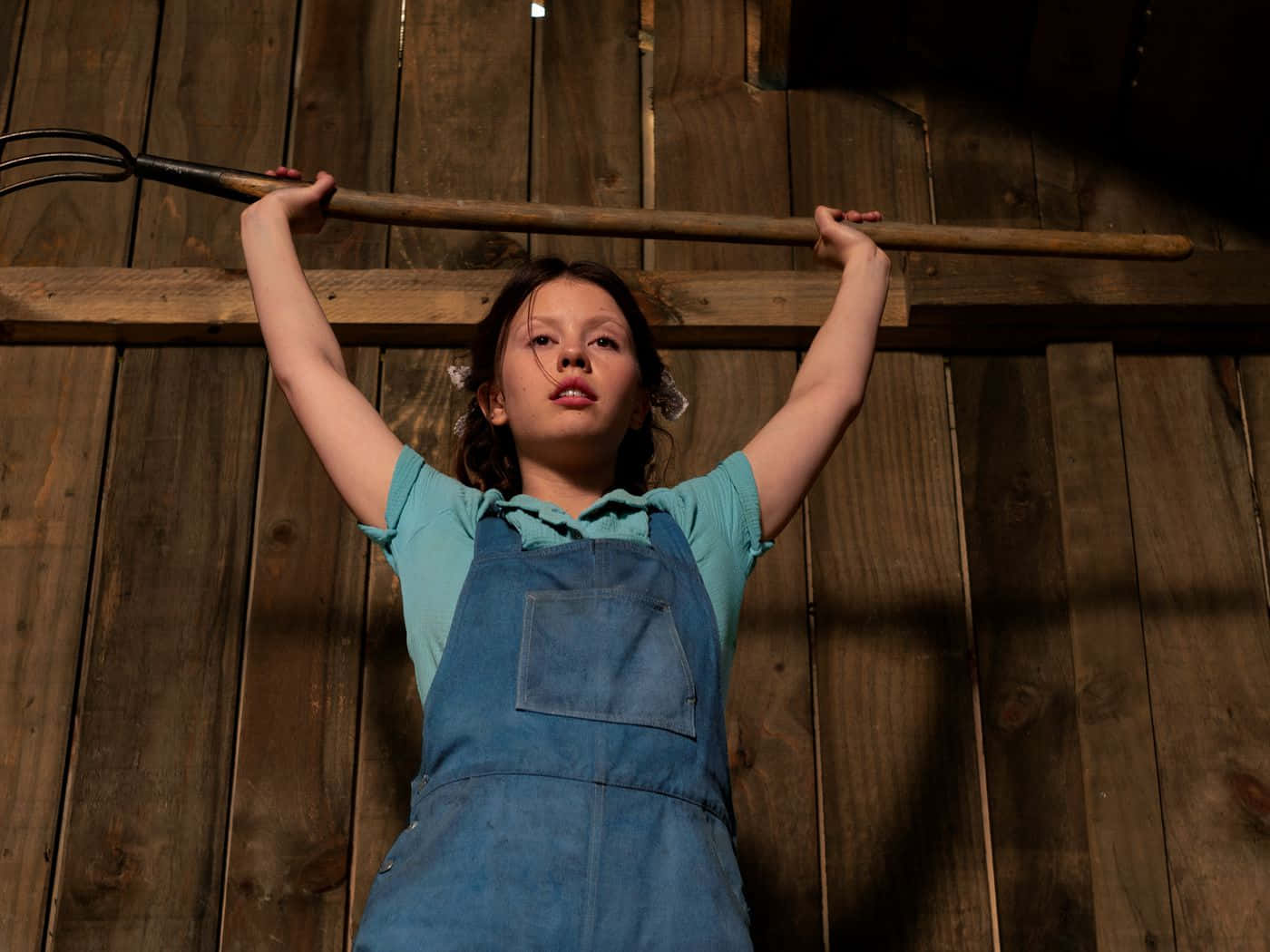 Mia Goth, denim overalls, pitchfork, HD Desktop Wallpaper