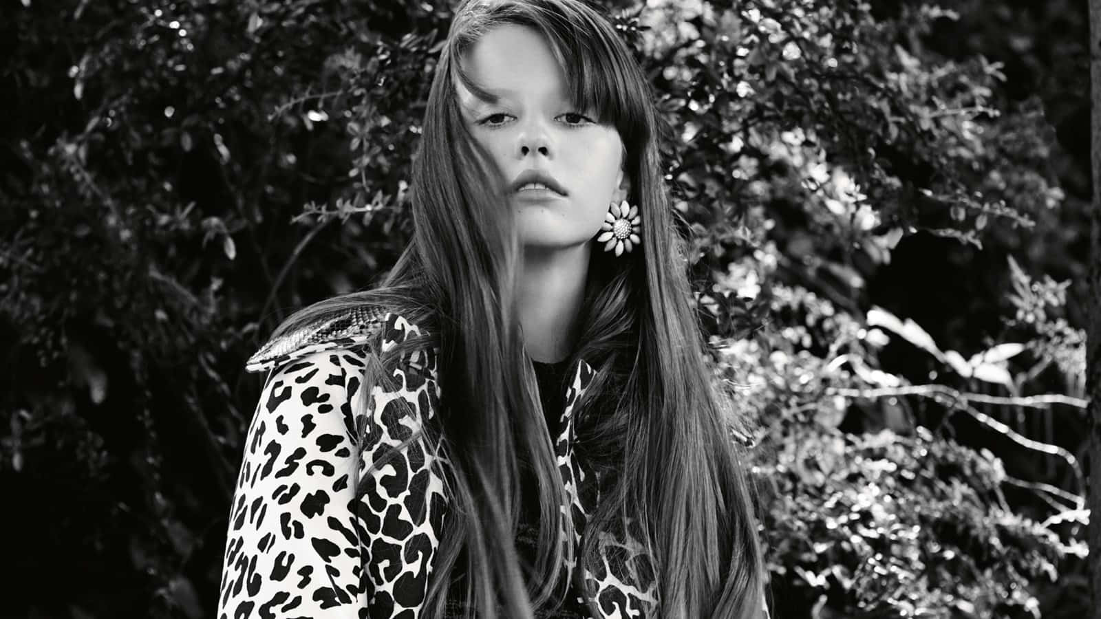 Mia Goth, leopard print jacket, floral earrings, HD Desktop Wallpaper