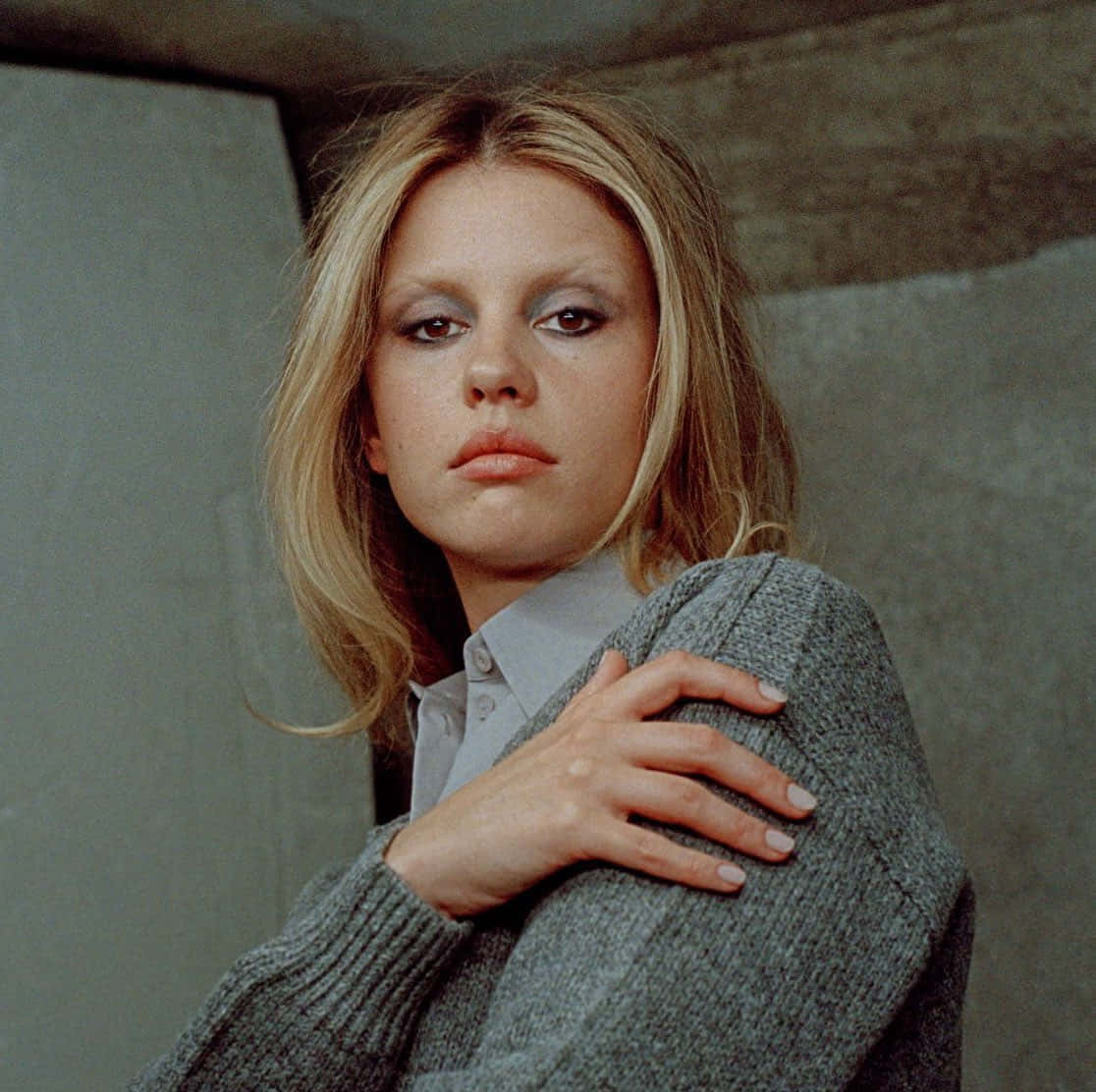 Mia Goth, blonde hair, smoky eyes, SD Desktop Wallpaper