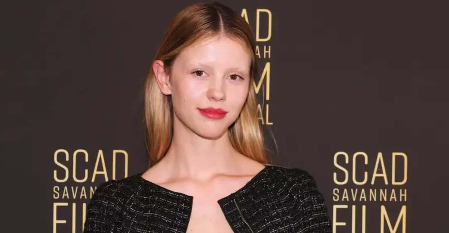 Mia Goth, black textured dress, gold SCAD Savannah Film Festival lettering, HD Desktop Wallpaper