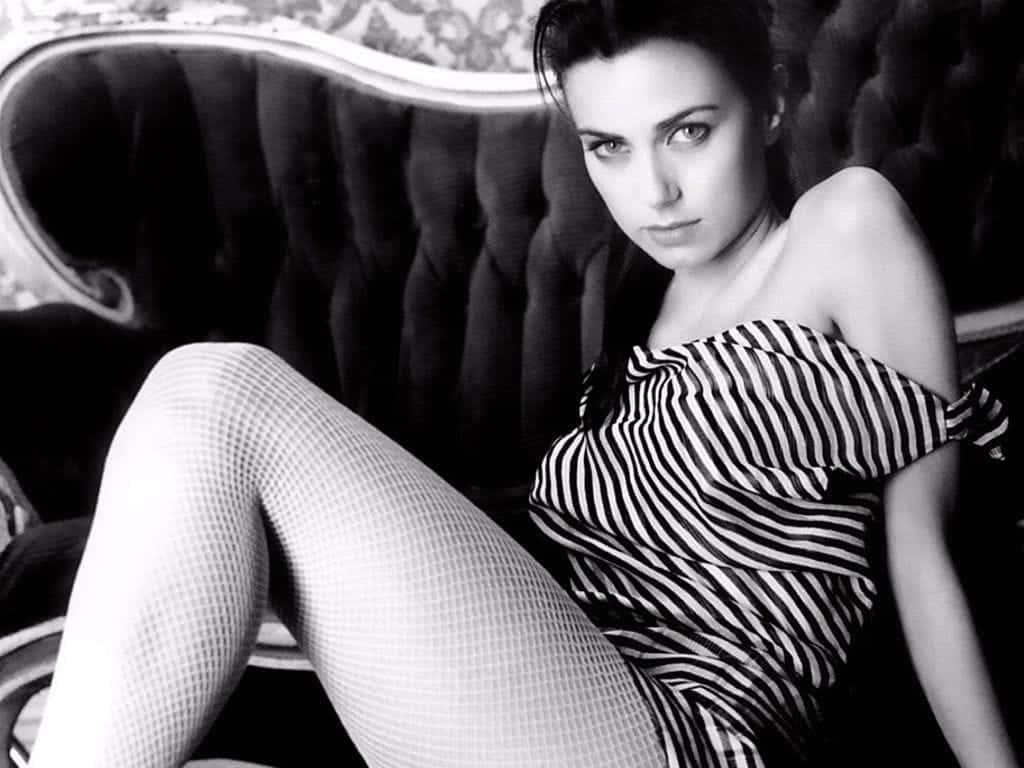 Mia Kirshner, striped off-shoulder dress, fishnet stockings, SD Desktop Wallpaper