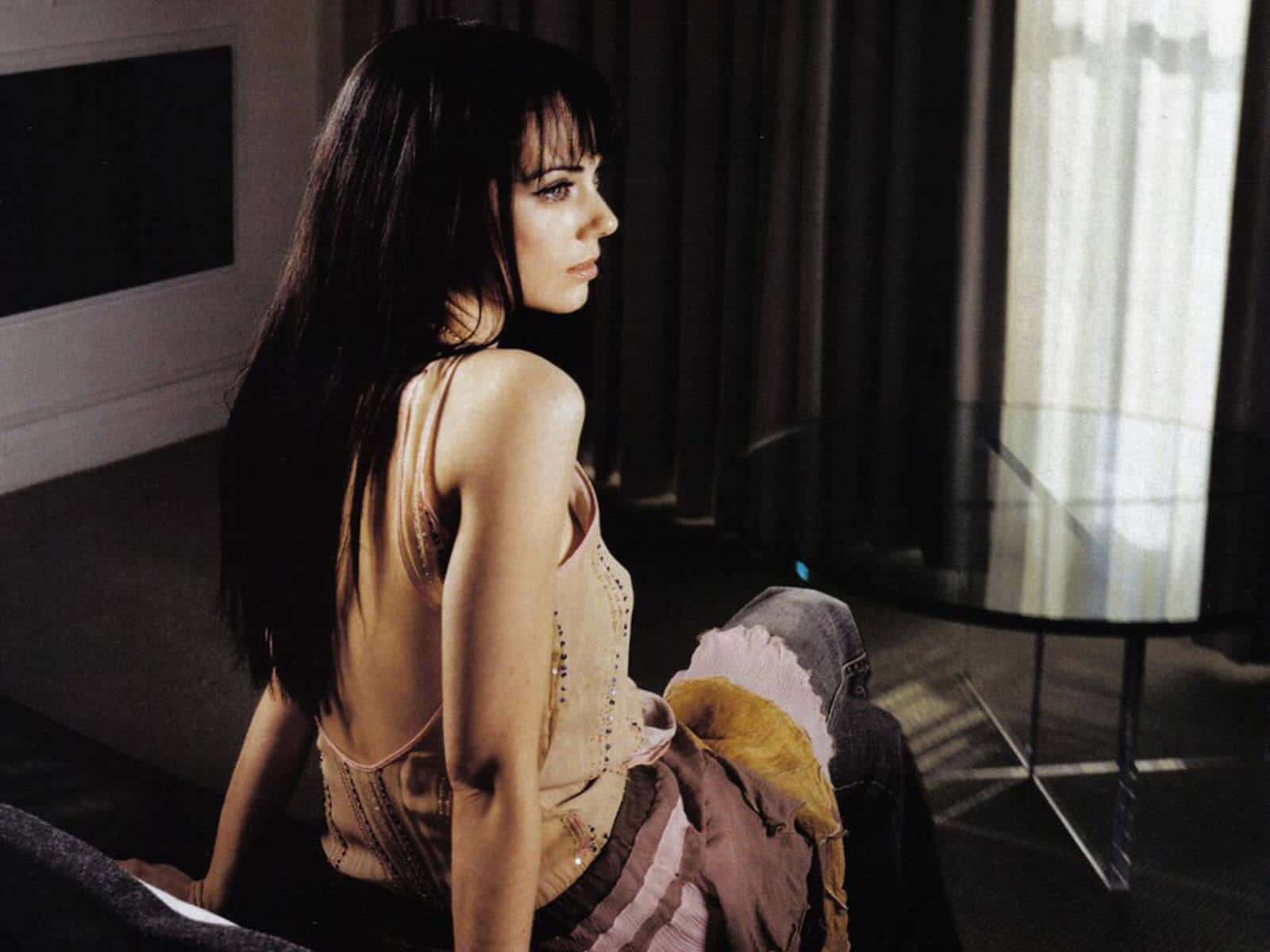 Mia Kirshner, long dark hair, dimly lit modern room, HD Desktop Wallpaper