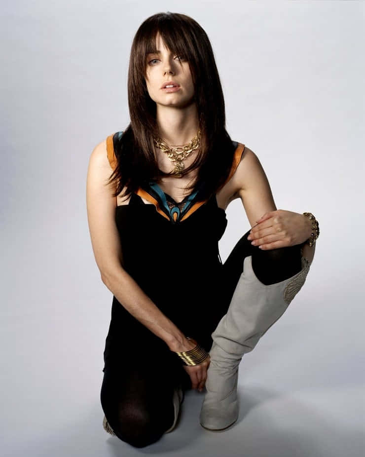 Mia Kirshner, black dress, gold jewelry, SD Phone Wallpaper
