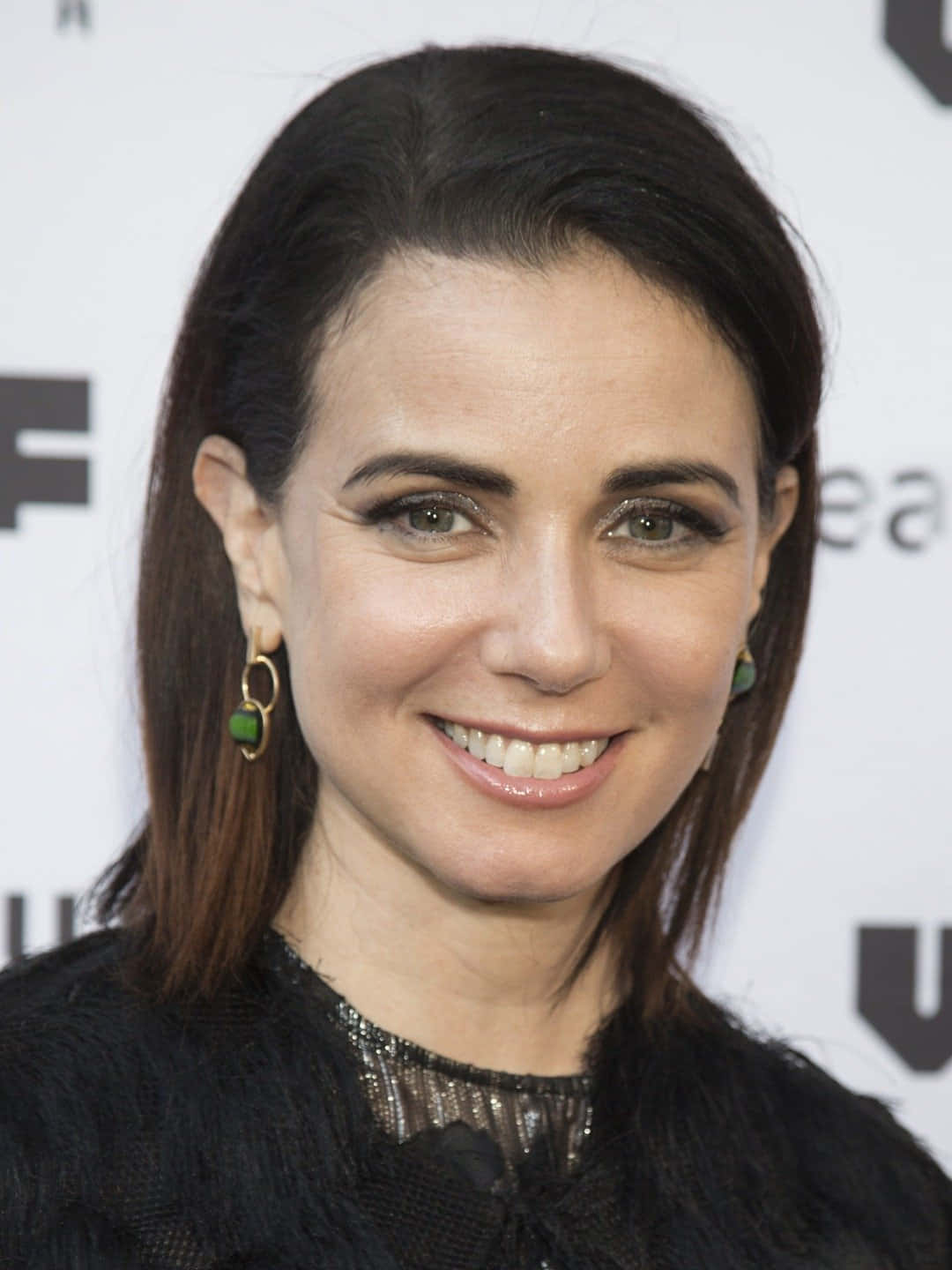Mia Kirshner, event backdrop, dark hair, HD Phone Wallpaper