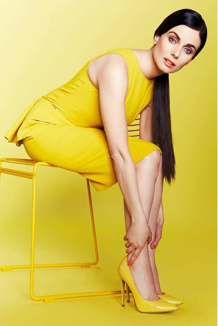 Mia Kirshner, vibrant yellow dress, heels, SD Phone Wallpaper