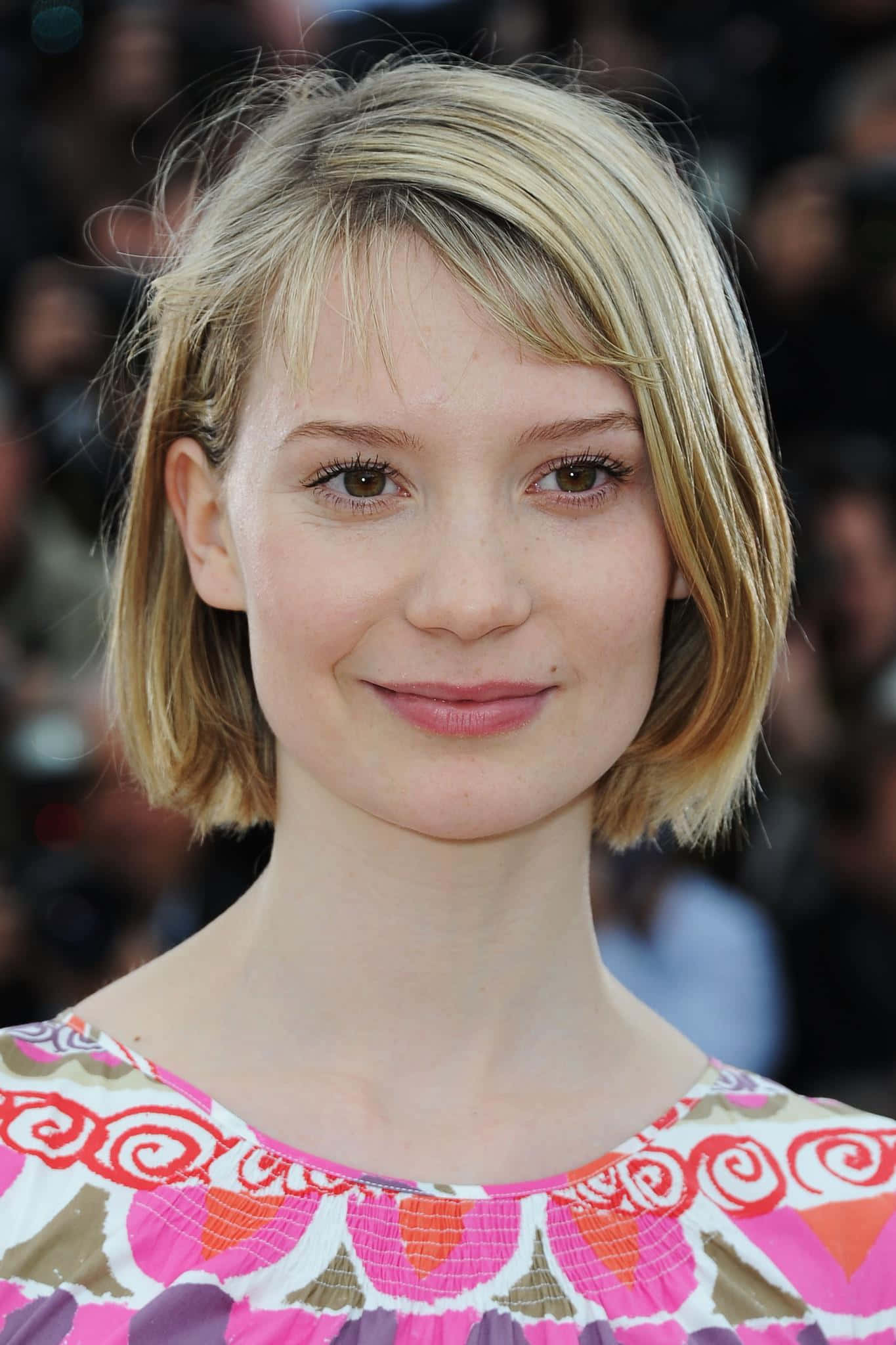 Mia Wasikowska, blonde bob hair, gentle smile, Full HD Phone Wallpaper