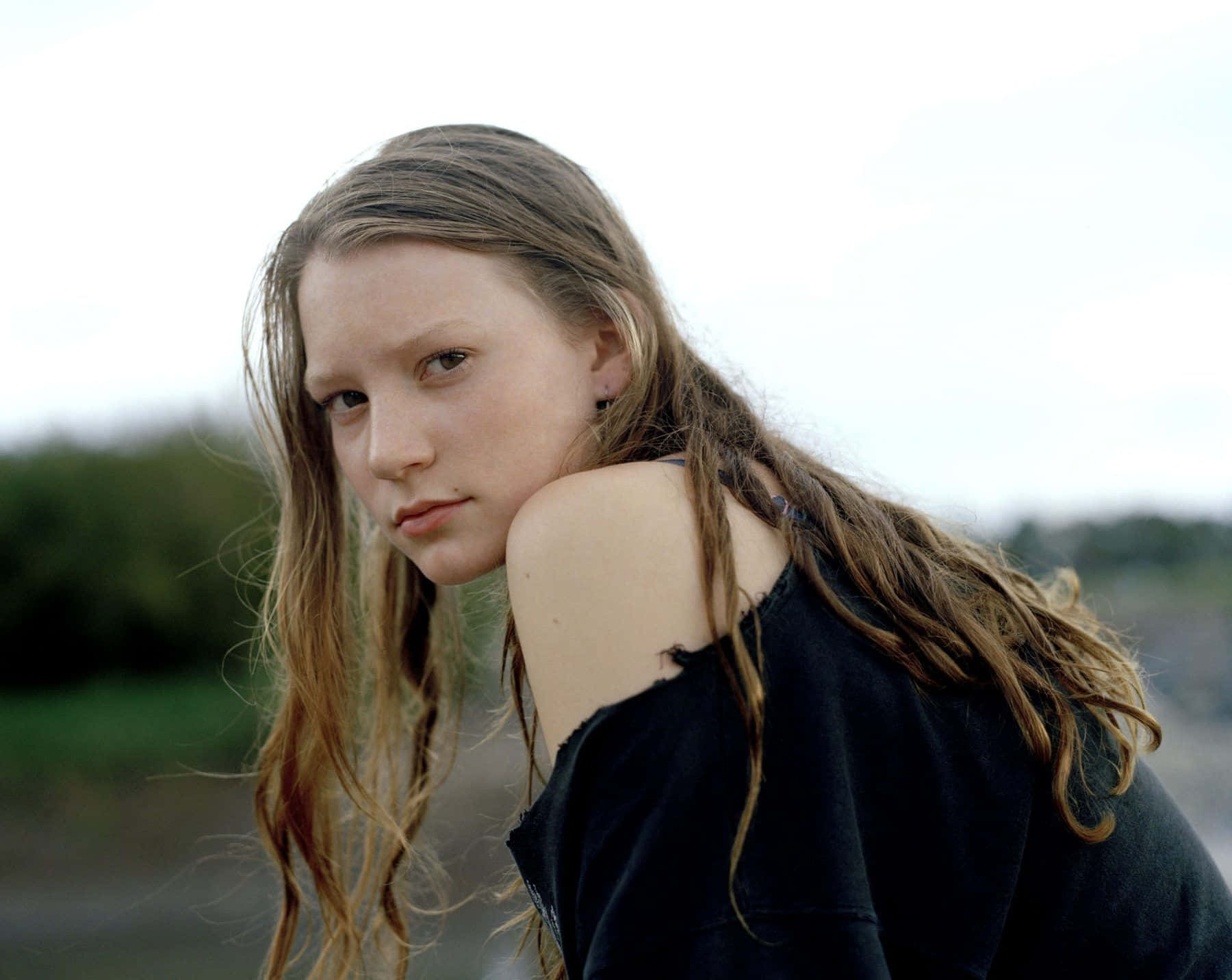 Mia Wasikowska, wet hair, soft blurred outdoor background, HD Desktop Wallpaper