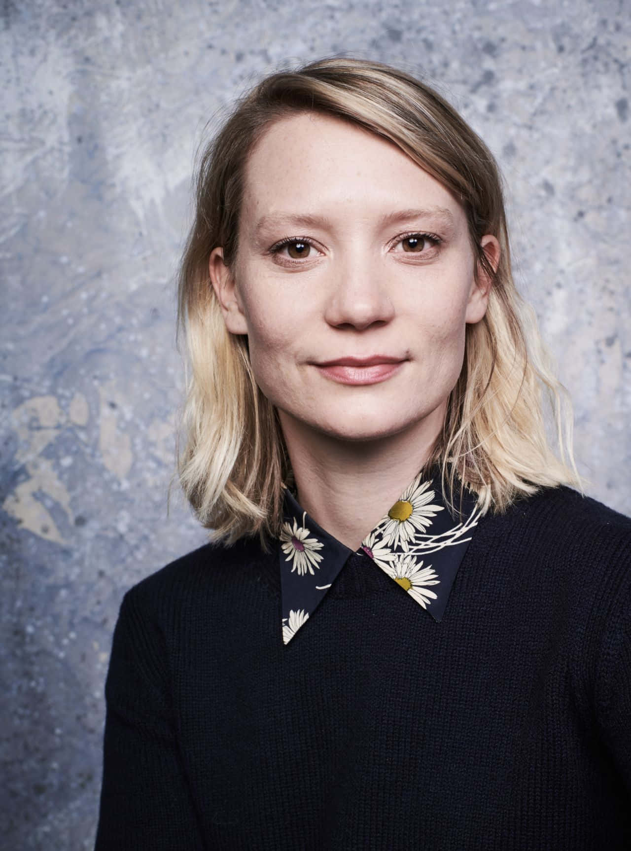 Mia Wasikowska, blonde hair, dark sweater, HD Phone Wallpaper