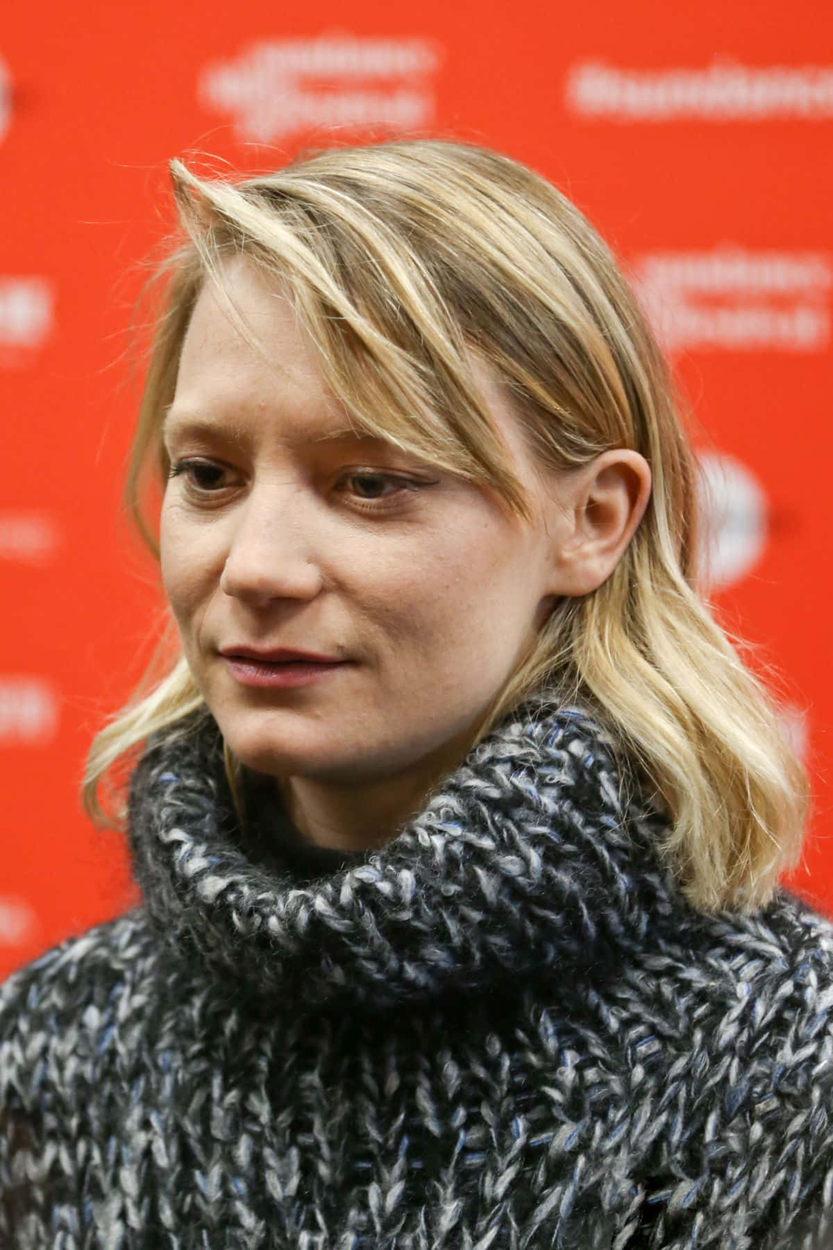 Mia Wasikowska, blonde hair, chunky knit scarf, HD Phone Wallpaper
