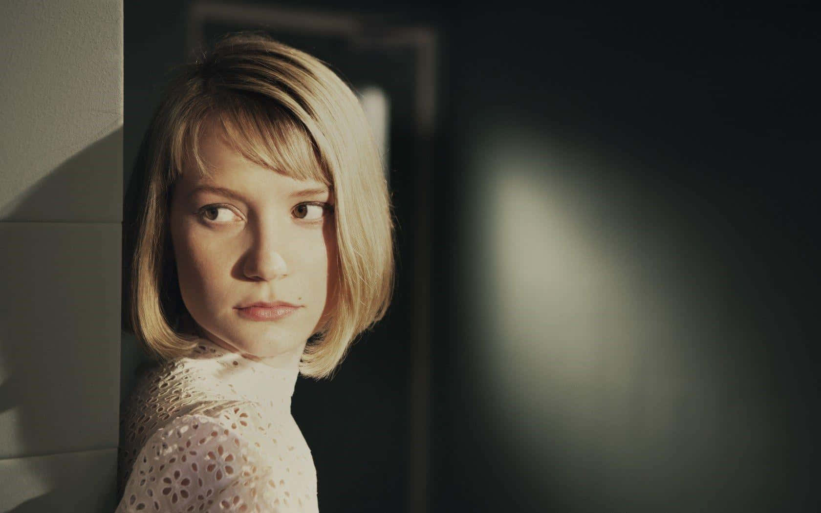 Mia Wasikowska, blonde bob hair, dimly lit room, HD Desktop Wallpaper