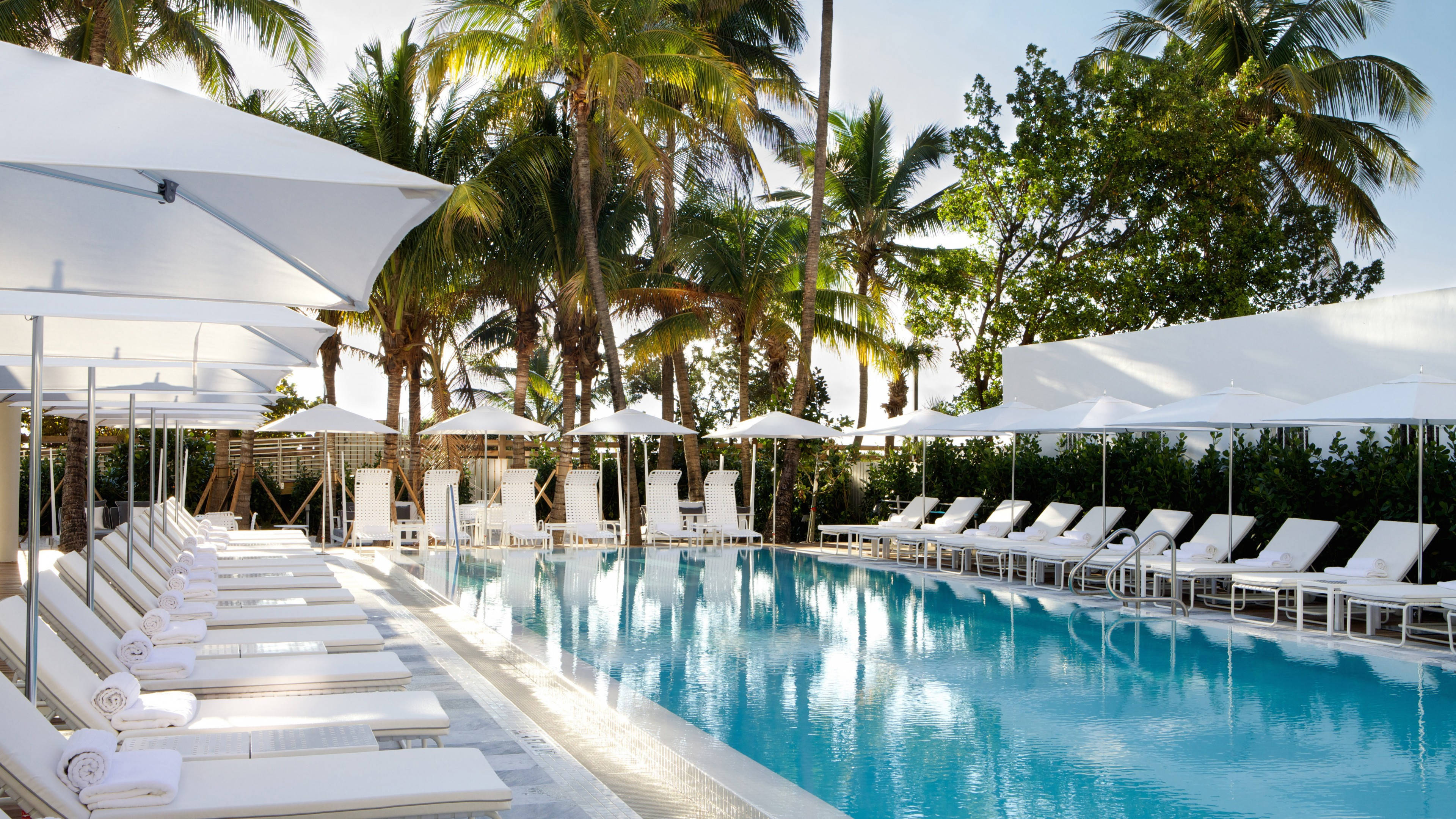 Miami, pool, white lounge chairs, 4K Desktop Wallpaper