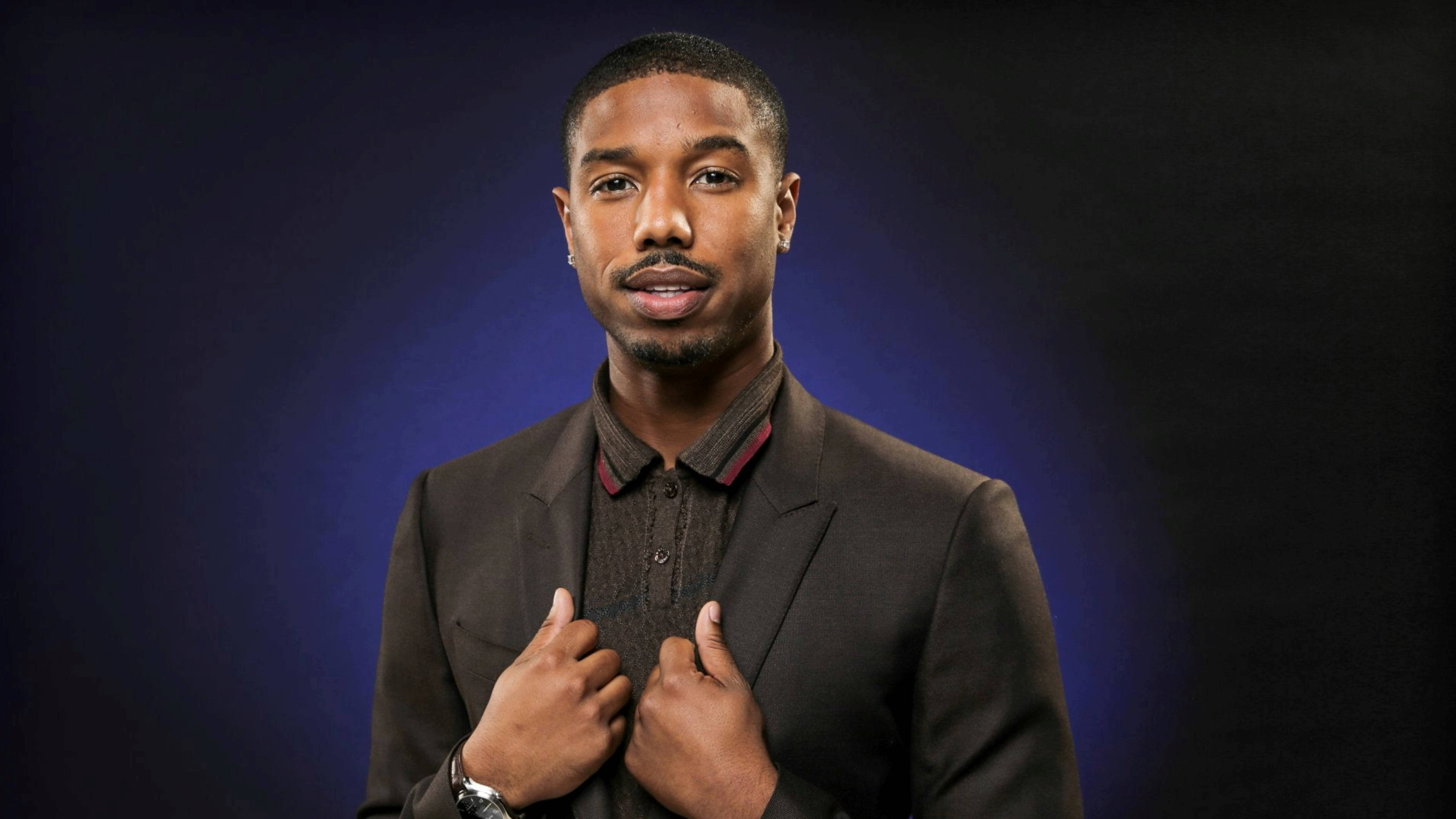 Michael B Jordan, dark suit, gradient blue background, 2K Desktop Wallpaper