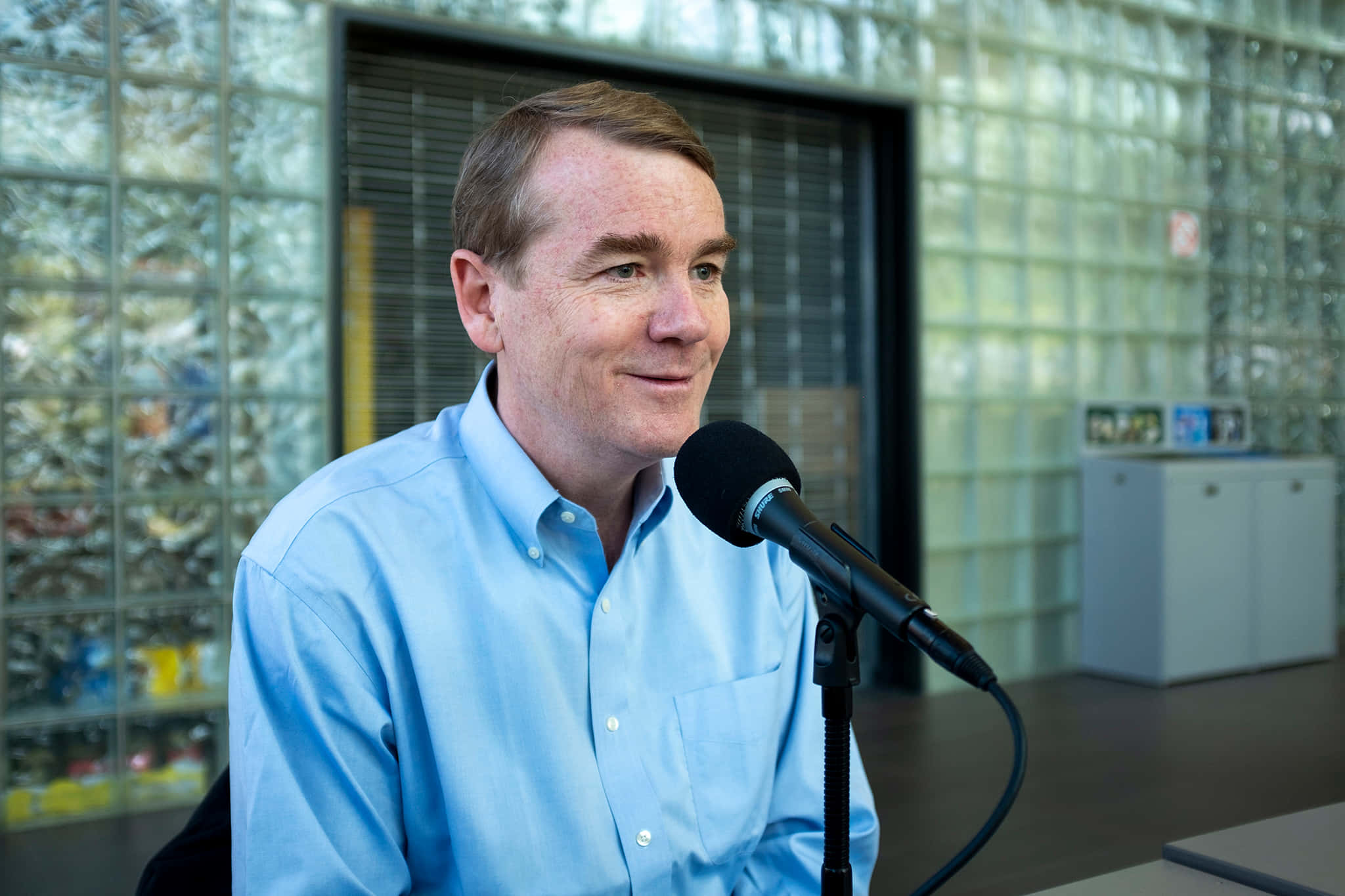 Michael Bennet, microphone, light blue shirt, Full HD Desktop Wallpaper