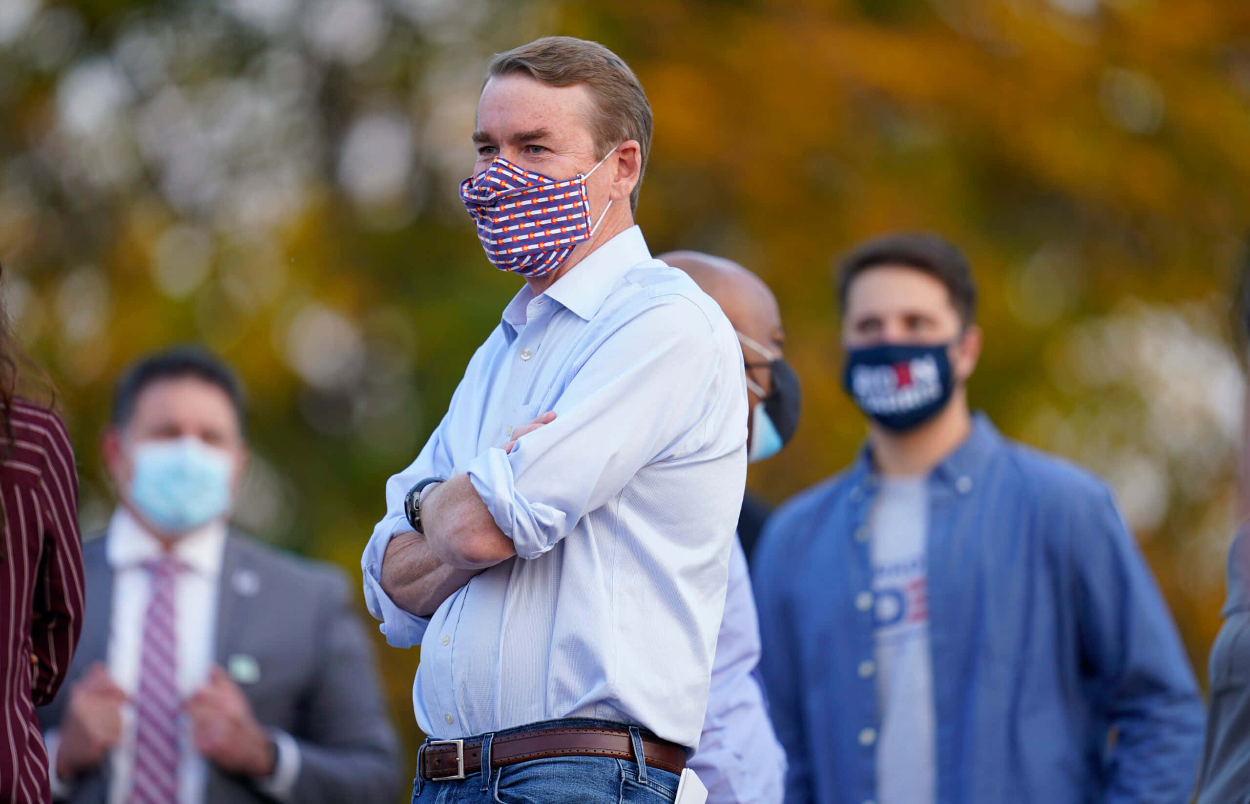 Michael Bennet, red white and blue patterned face mask, light blue shirt, 2K Desktop Wallpaper