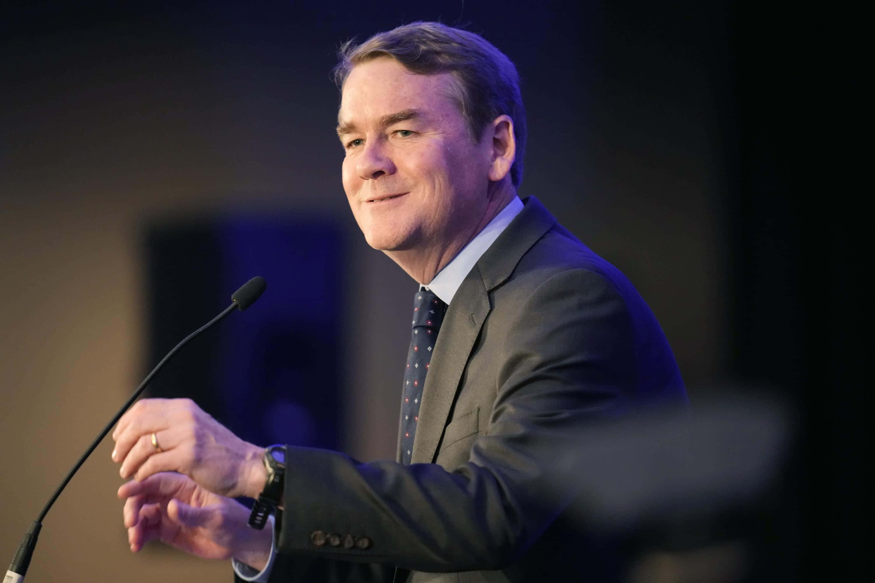 Michael Bennet, public talk, suit, 2K Desktop Wallpaper