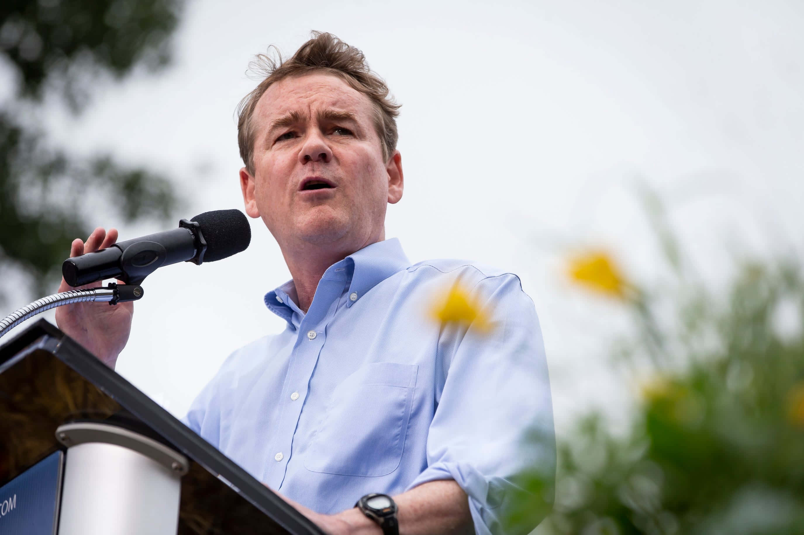 Michael Bennet, light blue shirt, outdoor podium, 2K Desktop Wallpaper