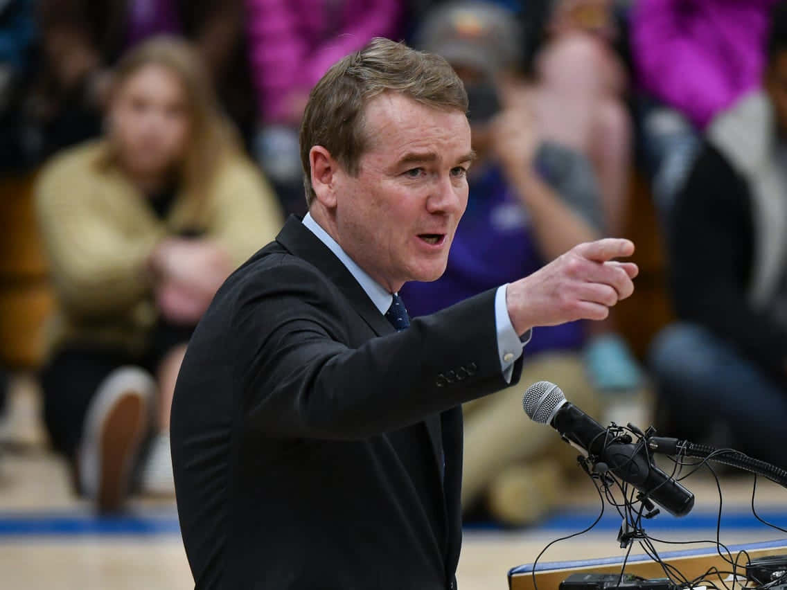 Michael Bennet, dark suit, basketball coach, SD Desktop Wallpaper