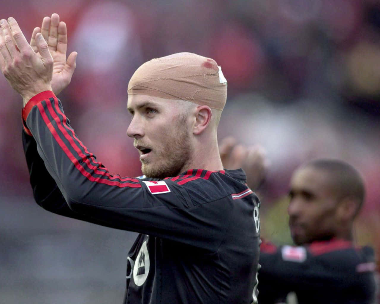 Michael Bradley, black and red jersey, bandaged head, HD Desktop Wallpaper