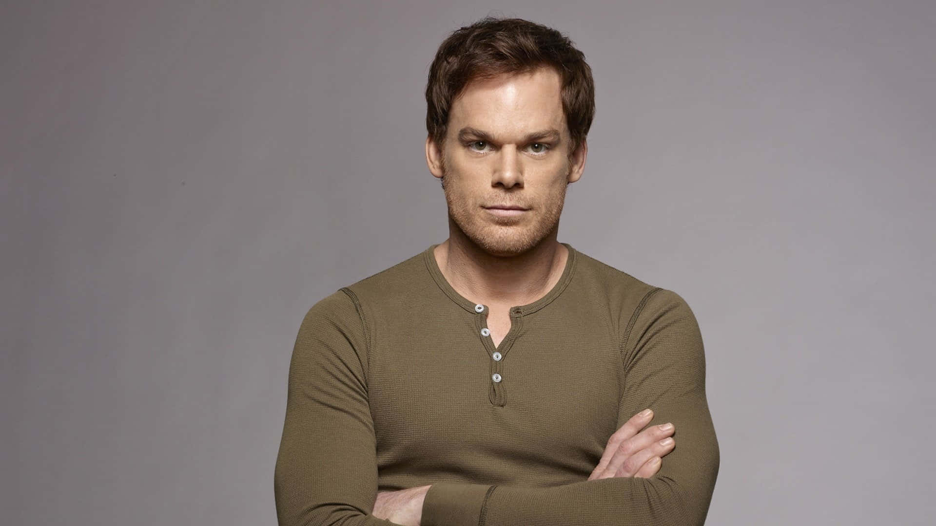 Michael C Hall, gray studio background, arms crossed, Full HD Desktop Wallpaper