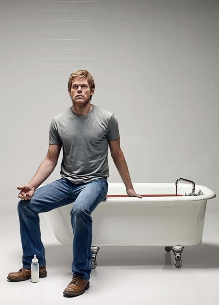 Michael C. Hall, 2017 Emmys, clawfoot bathtub, SD Phone Wallpaper
