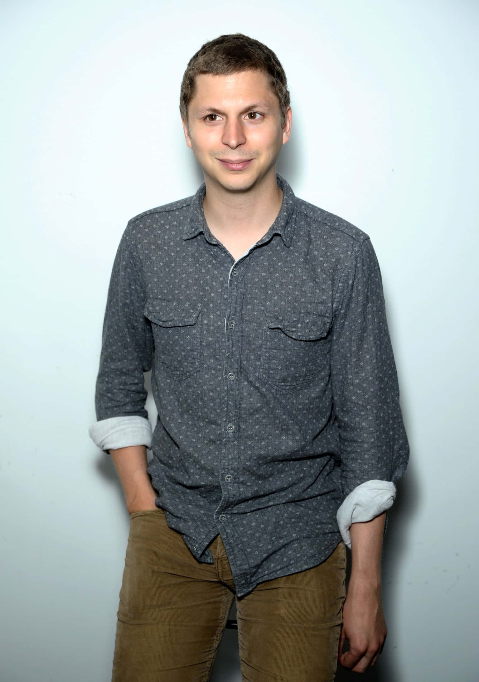 Michael Cera, patterned gray shirt, brown pants, Full HD Phone Wallpaper