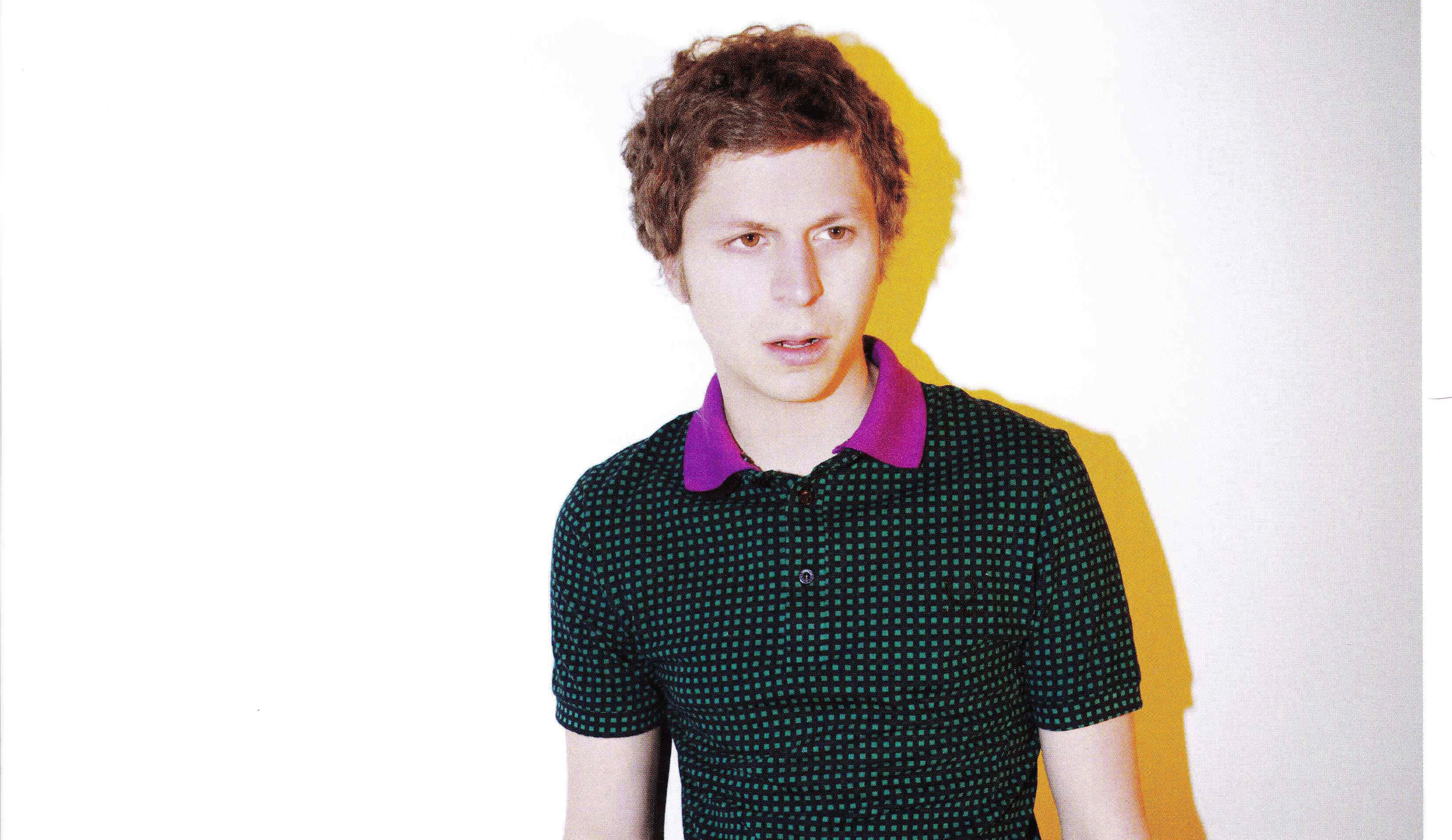 Michael Cera, dark green polka-dot polo shirt, purple collar, 2K Desktop Wallpaper