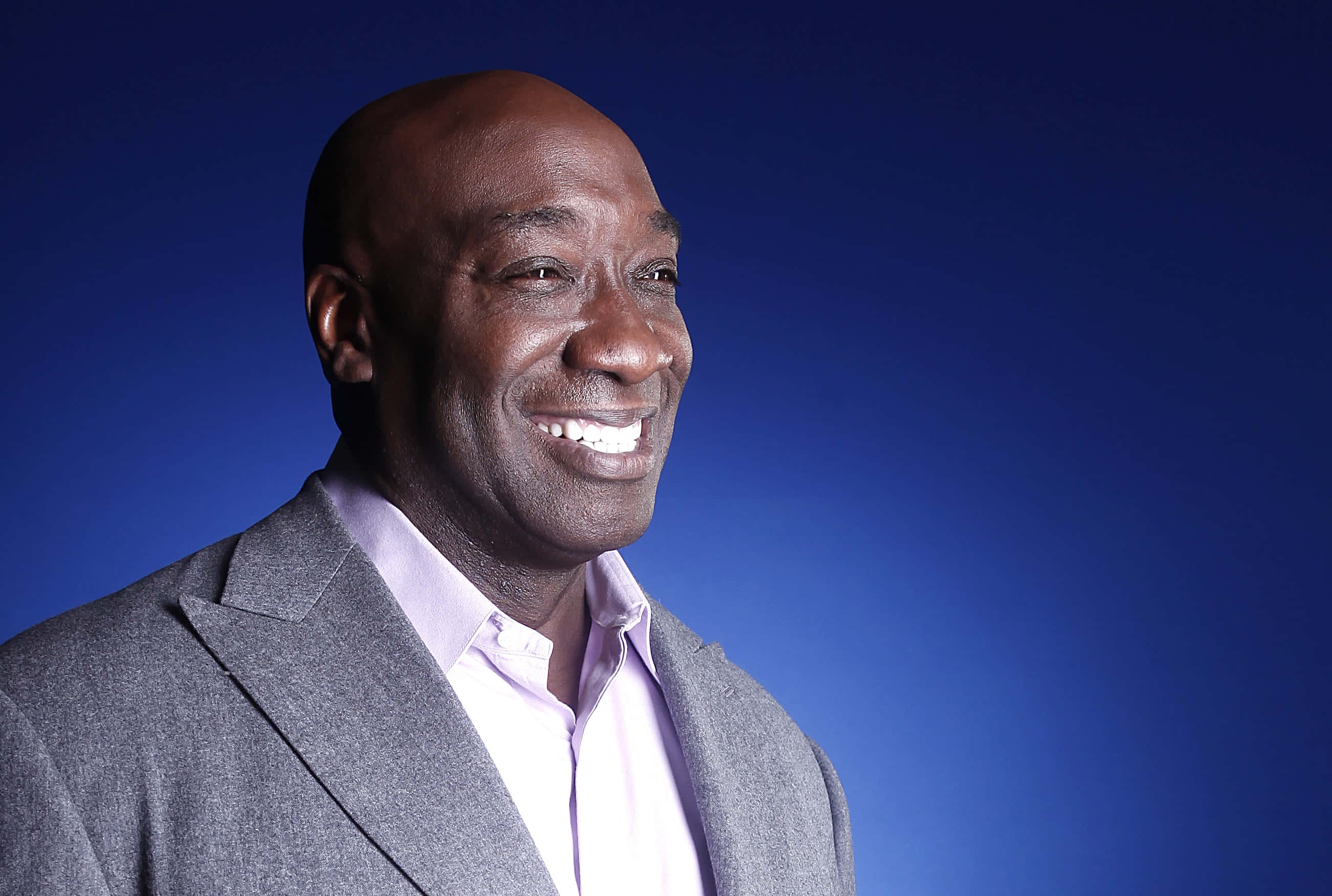 Michael Clarke Duncan, gray suit, deep blue studio background, 2K Desktop Wallpaper